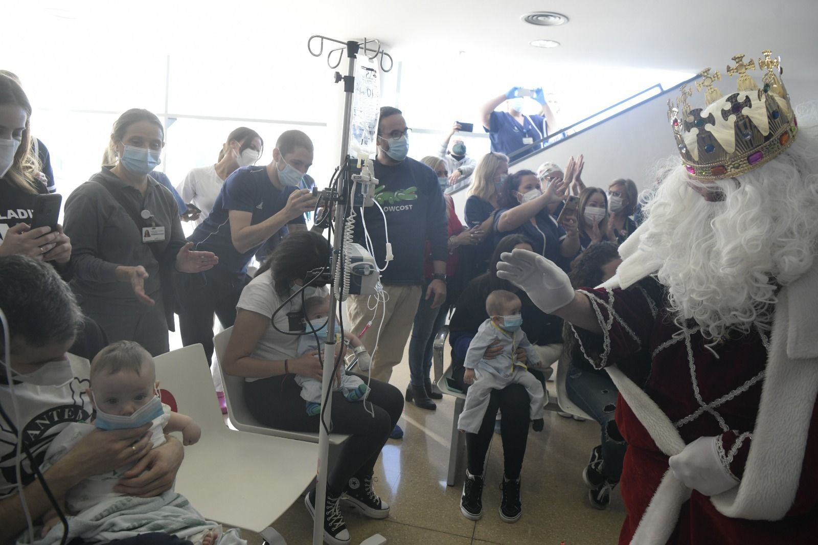 Así ha sido la visita de los Reyes Magos a los niños hospitalizados en el Hospital San Cecilio de Granada