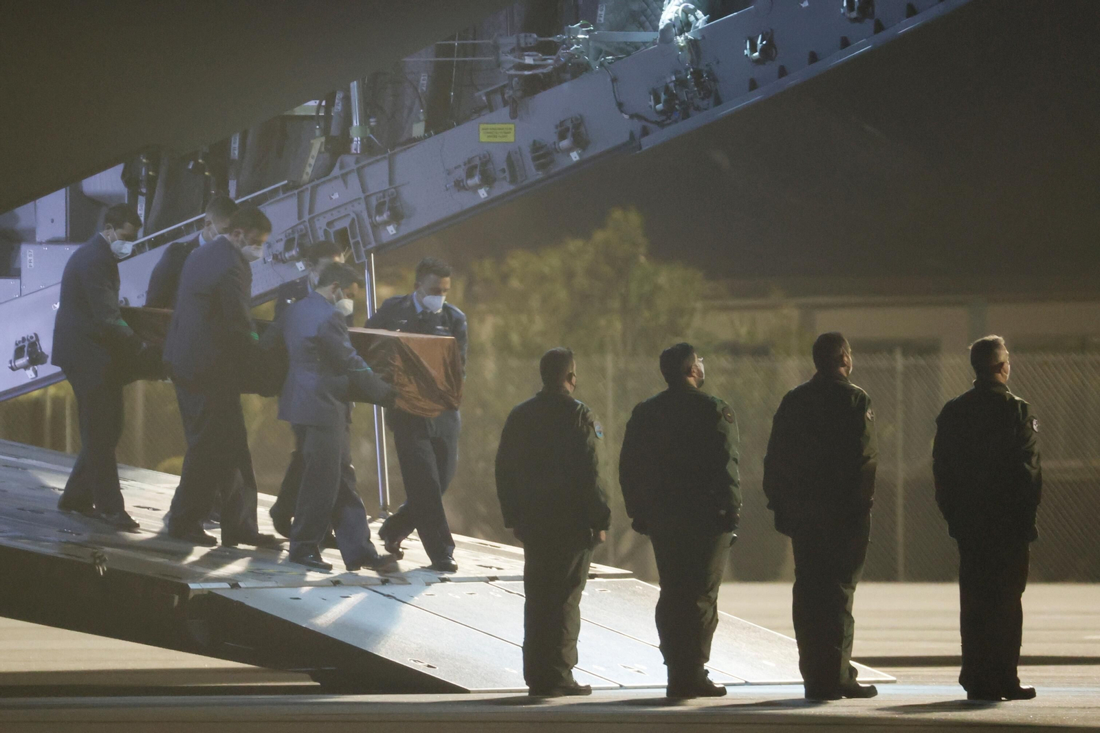 Llegada de los fallecidos en el naufragio al aeropuerto de Santiago en la noche de ayer.