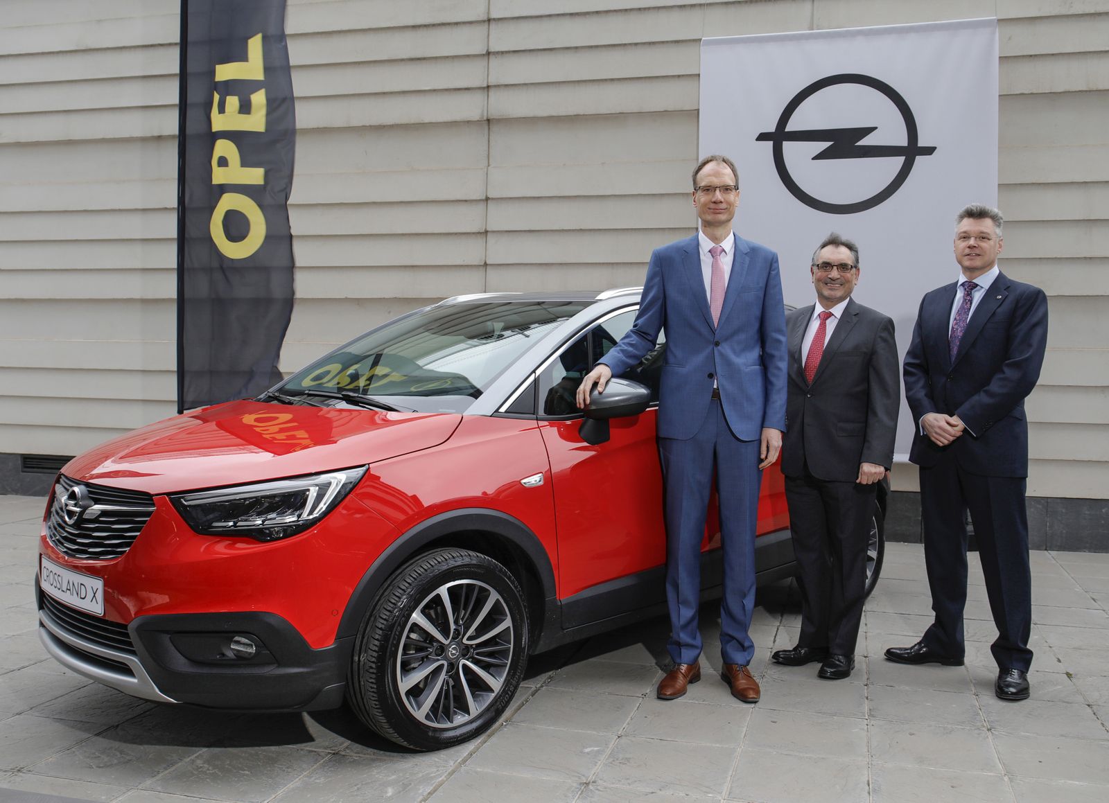 El presidente de Opel (Lohscheller), director de la planta (Antonio Cobo) y Akeroyd (director de ventas).