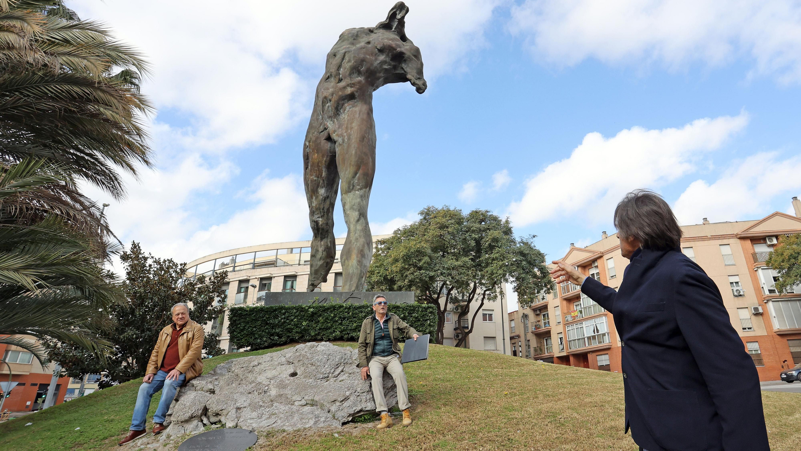 Visita de Víctor Ochoa con Pedro Pacheco a sus esculturas de Lola Flores y el Minotauro en Jerez