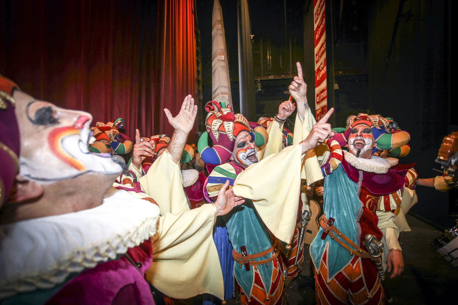 La comparsa de Tino Tovar '¡Oh capitán, my capitán!', en el Gran Teatro Falla.