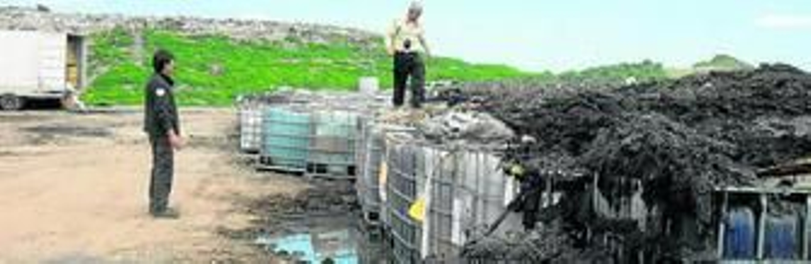 Técnicos de la Junta de Andalucía durante una inspección en Gamasur, en abril de 2013.