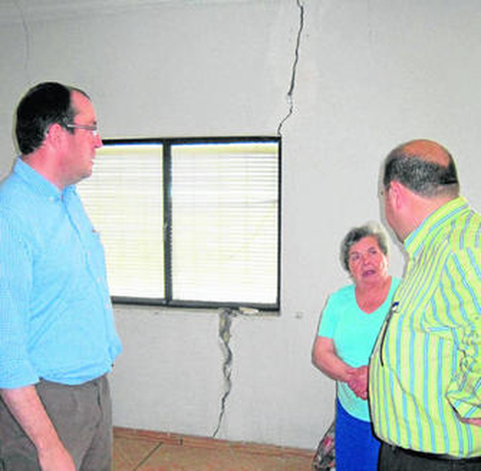 Una habitación donde se ve una grieta que va del suelo al techo.