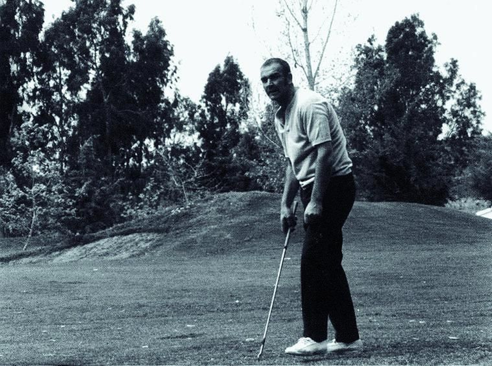 El actor Sean Connery  jugando al golf en Marbella.