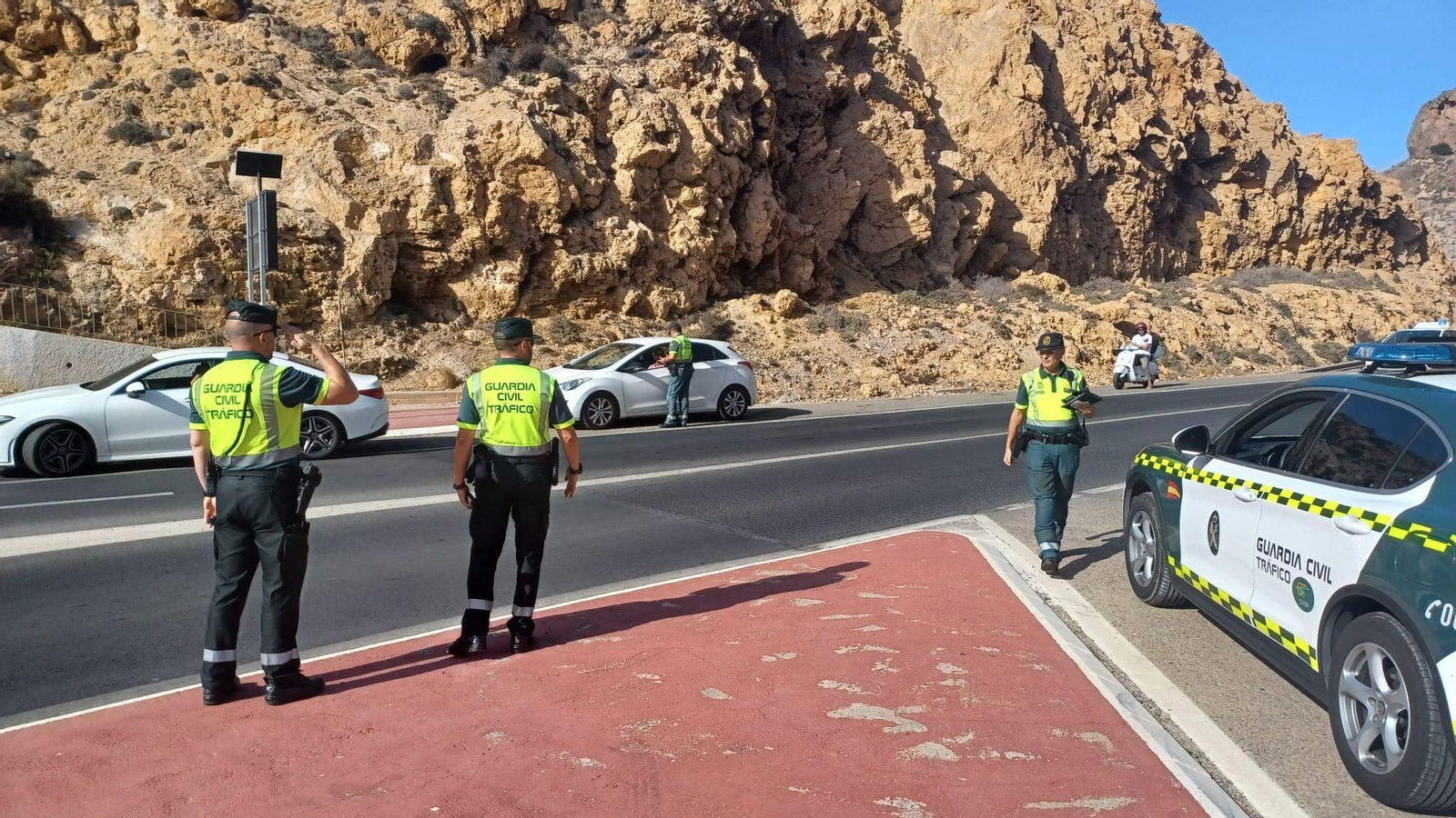 Uno de los controles realizados este verano por la Guardia Civil en la rotonda de Bayyana