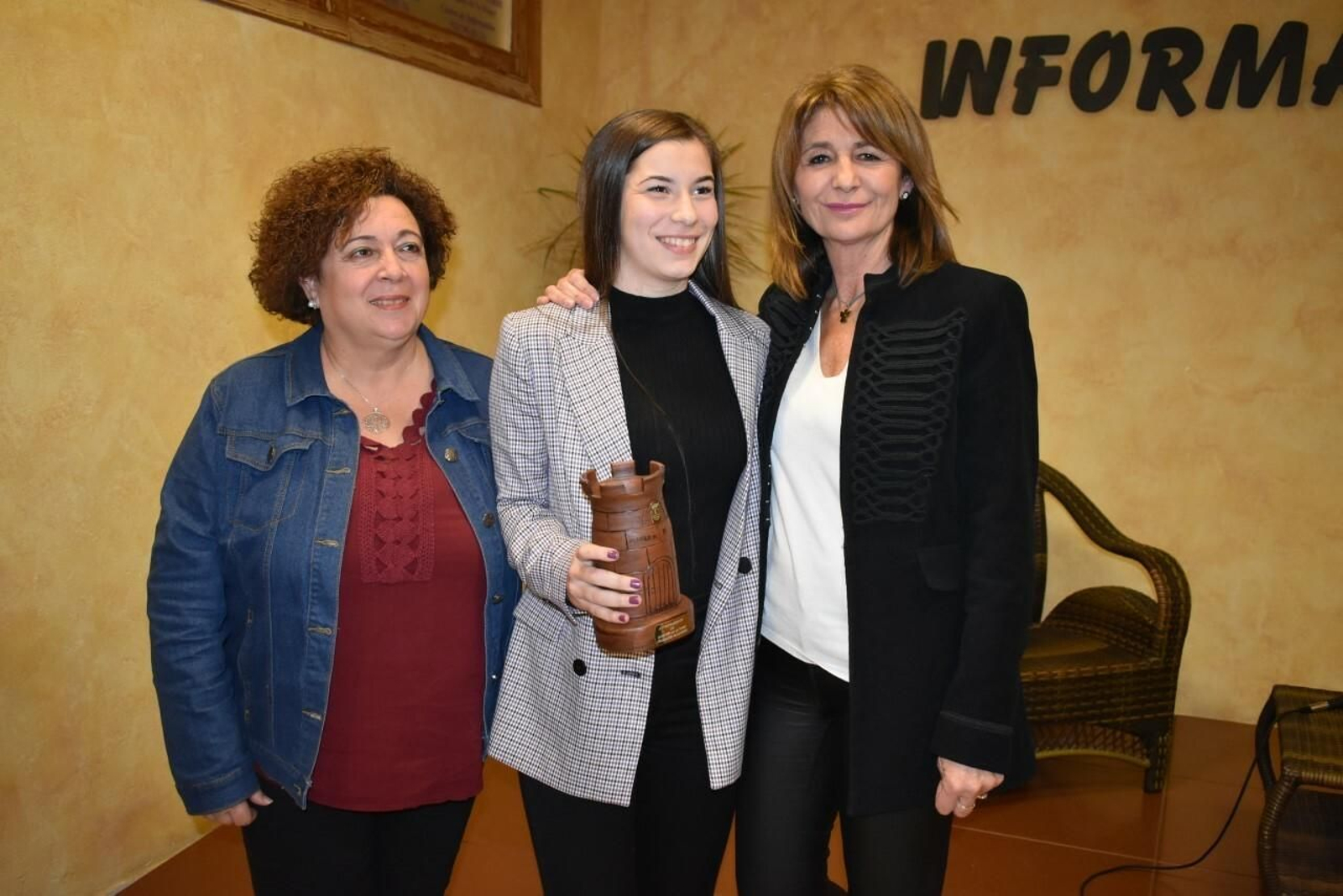 Eva González, en el medio.