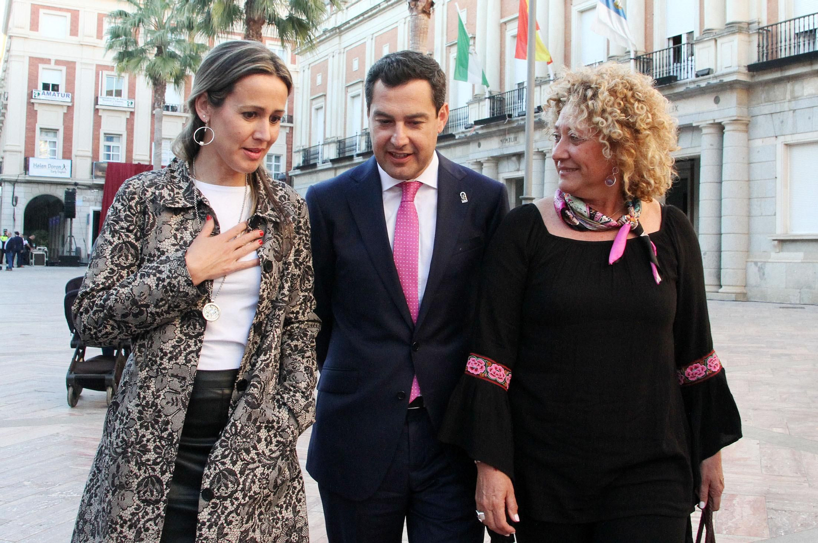 Juanma Moreno se reúne con Gabriel Cruz en el Ayuntamiento, en imágenes