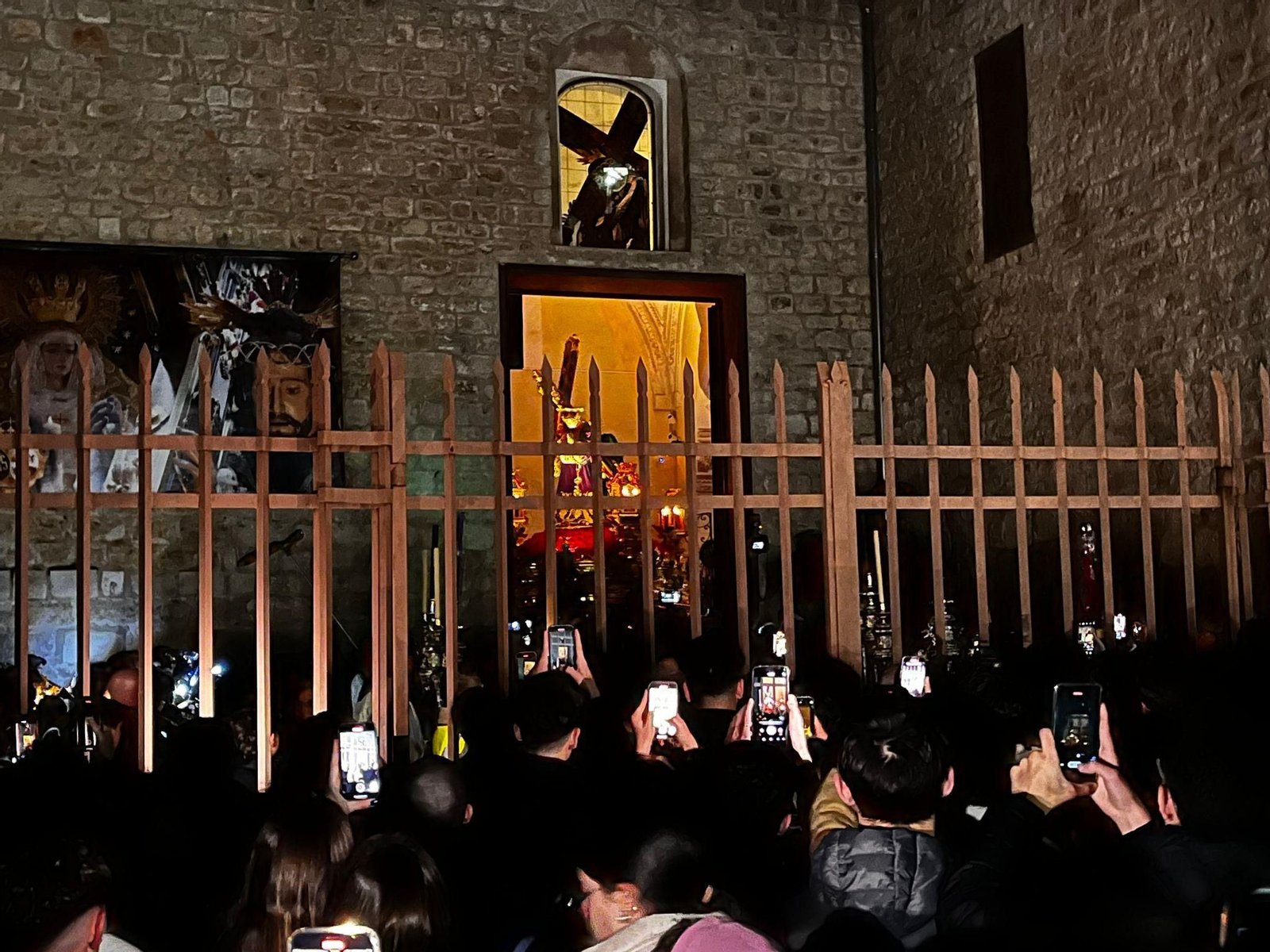 Nuestro Padre Jesús se queda en las puertas de su Camarín