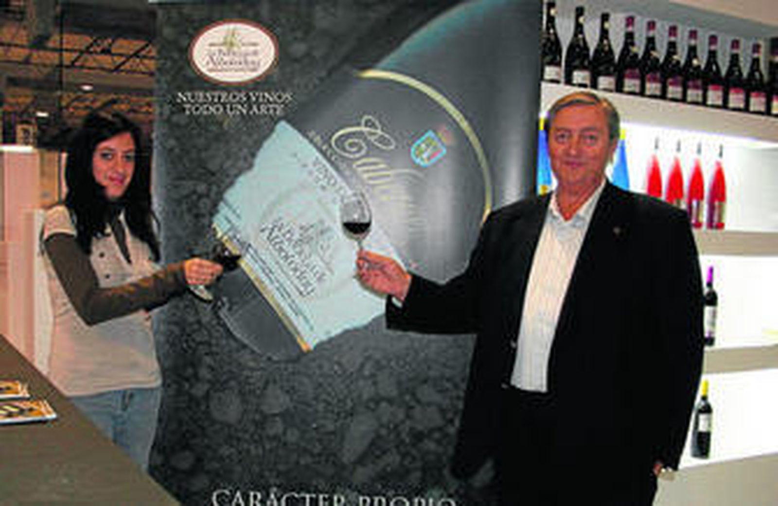 La enóloga Cristina Calvache y el gerente de la bodega, Francisco Calvache.