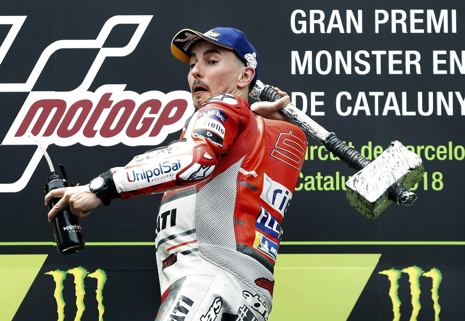 Jorge Lorenzo simula dar un martillazo ayer en lo más alto del podio del Circuit de Catalunya.