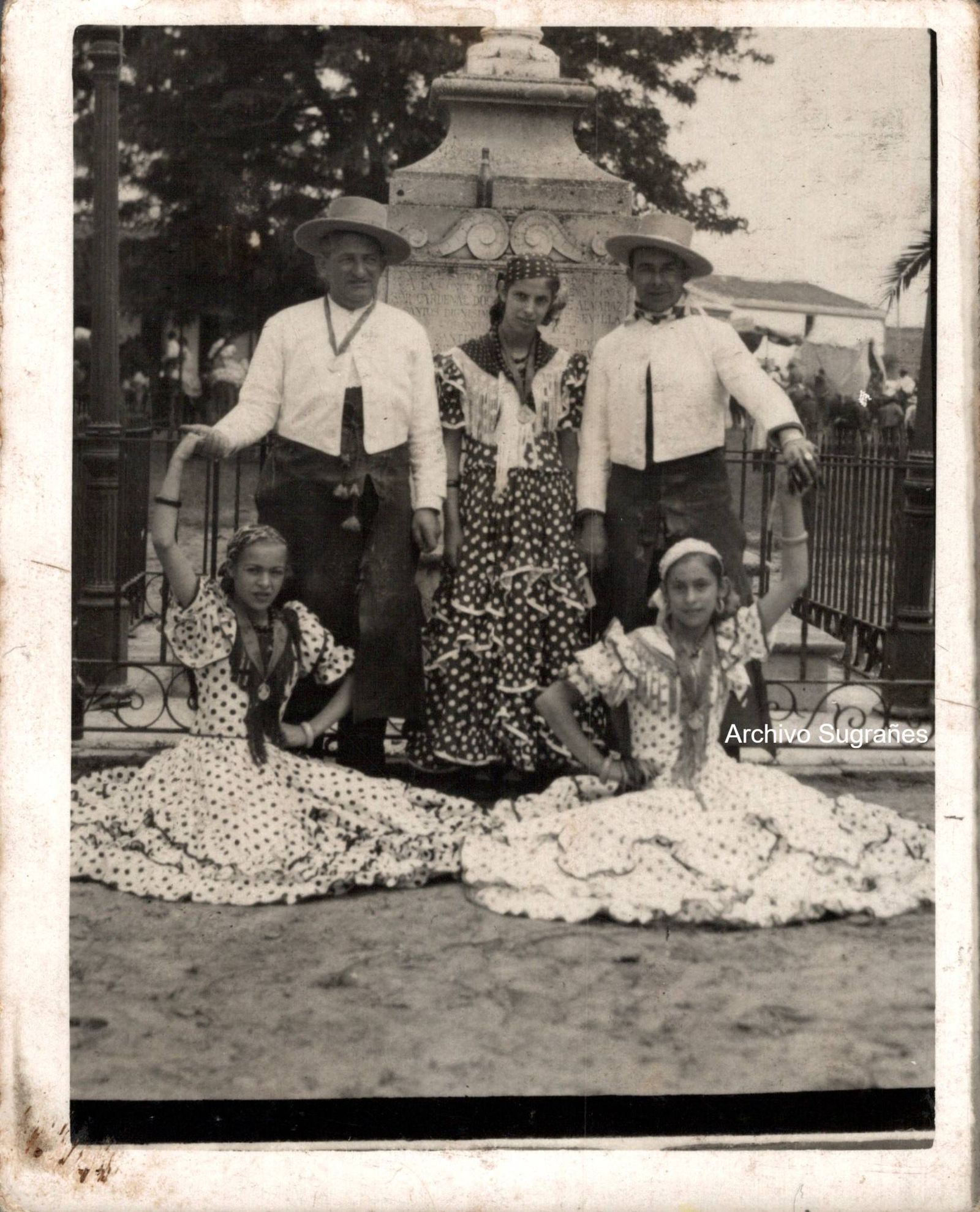 Una familia retratada por los fotógrafos minuteros en El Real.