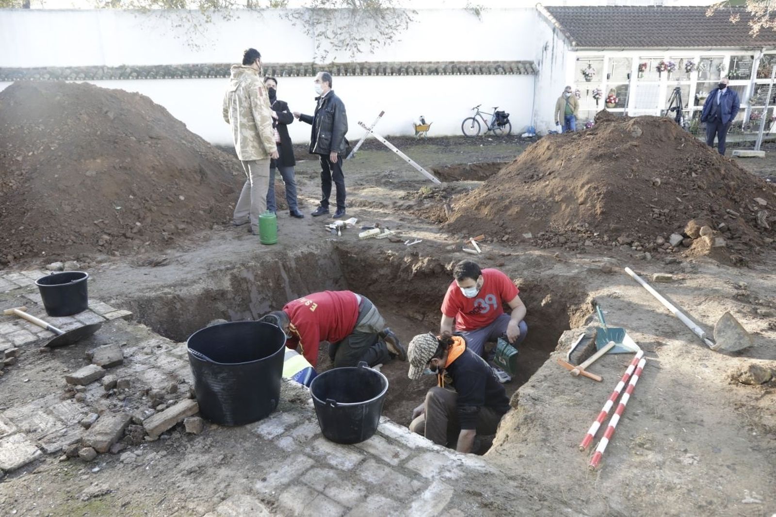 Catas previas a las exhumaciones en el cementerio de San Rafael.