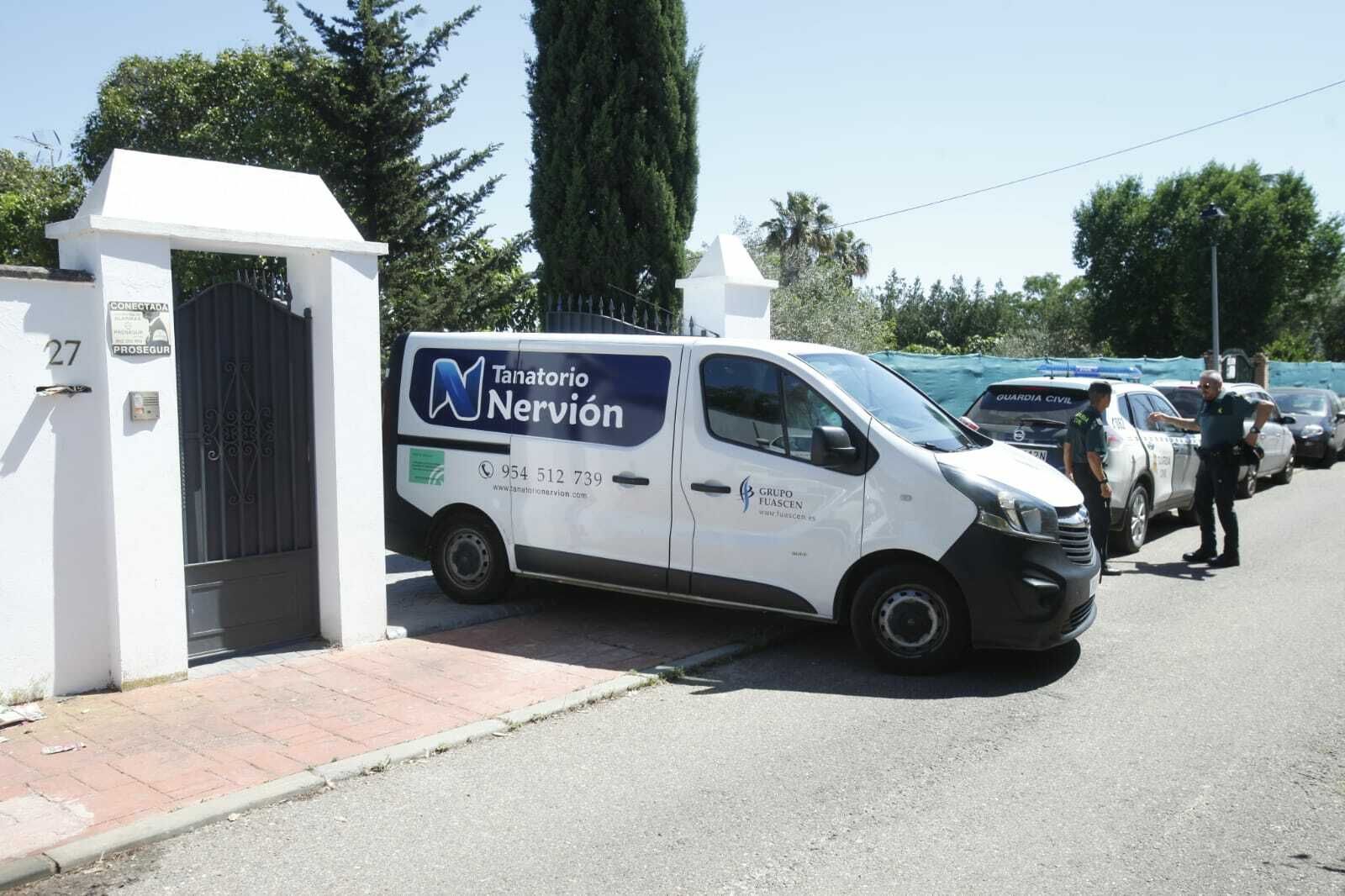 Un vehículo recoge del cadáver de la víctima.