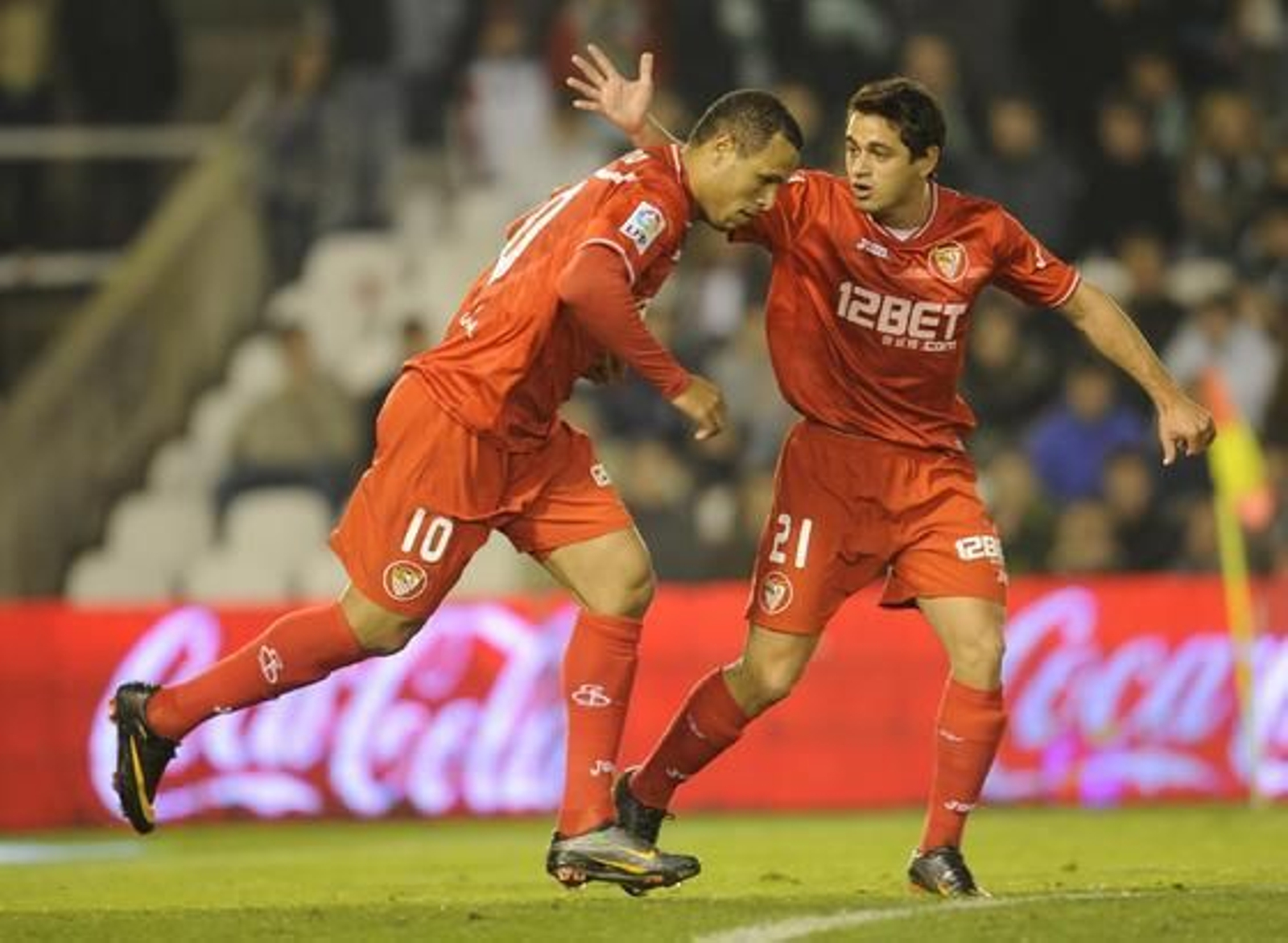 El Sevilla pierde un punto en el descuento frente al Racing (3-2). / Félix Ordóñez