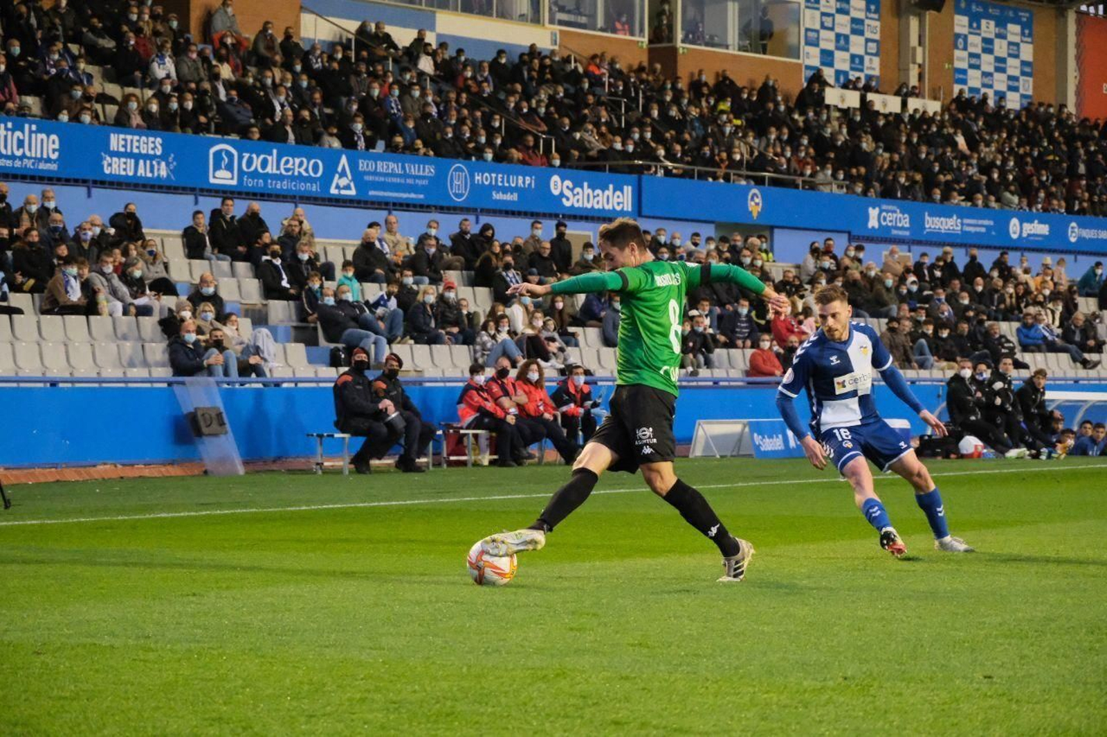 Sergio Cortés trata de avanzar con el balón ante Diego Caballo.