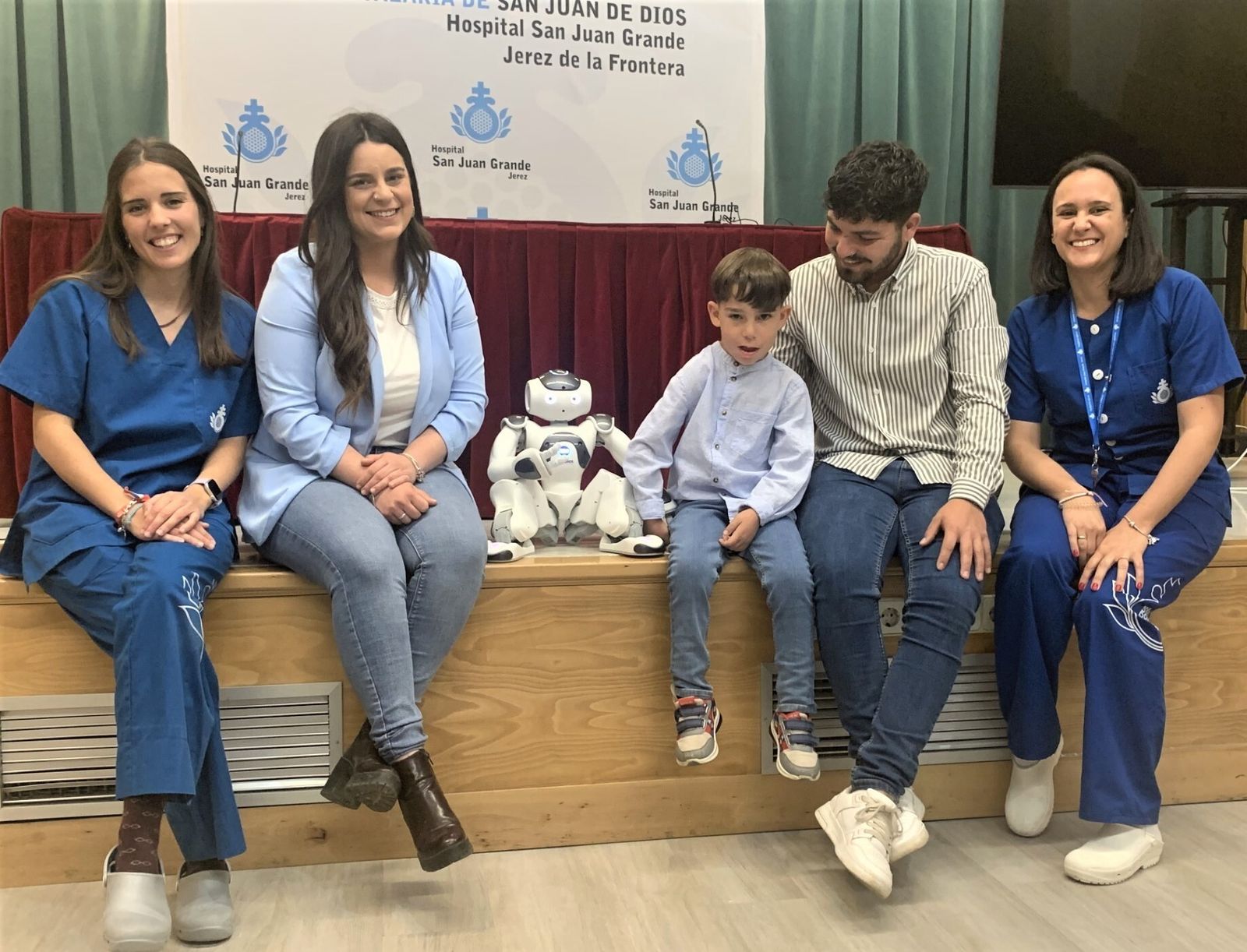 El robot Juande, el pequeño Laure junto a sus padres y personal sanitario del hospital San Juan Grande