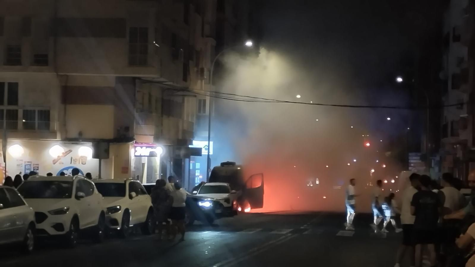 Furgoneta ardiendo.
