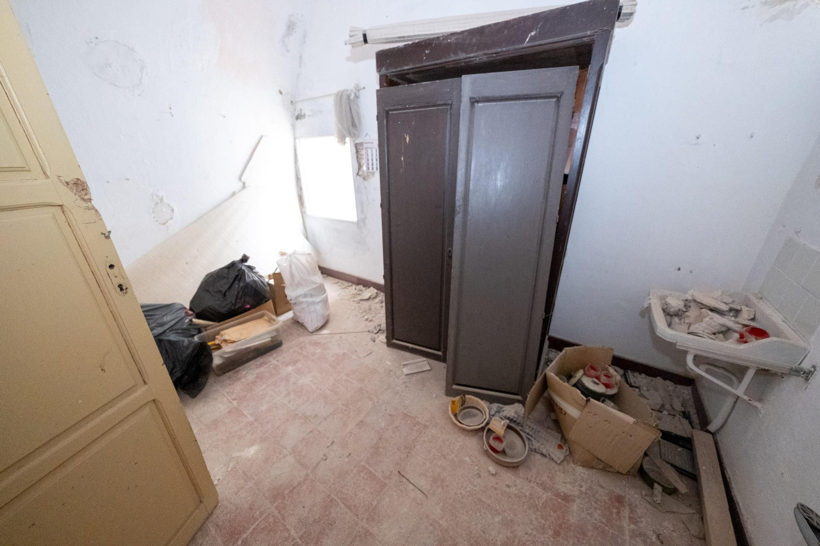 Las imágenes del abandono de las bóvedas de la muralla de Cádiz