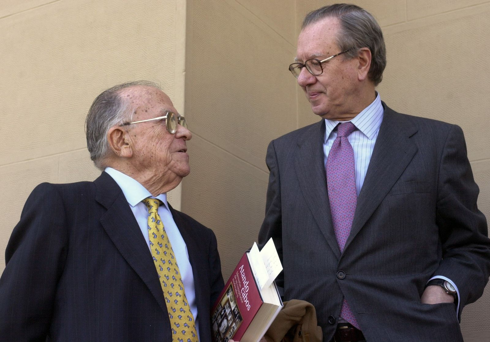 Raúl  Morodo conversa con el ex secretario general del Partido Comunista, Santiago Carrillo.