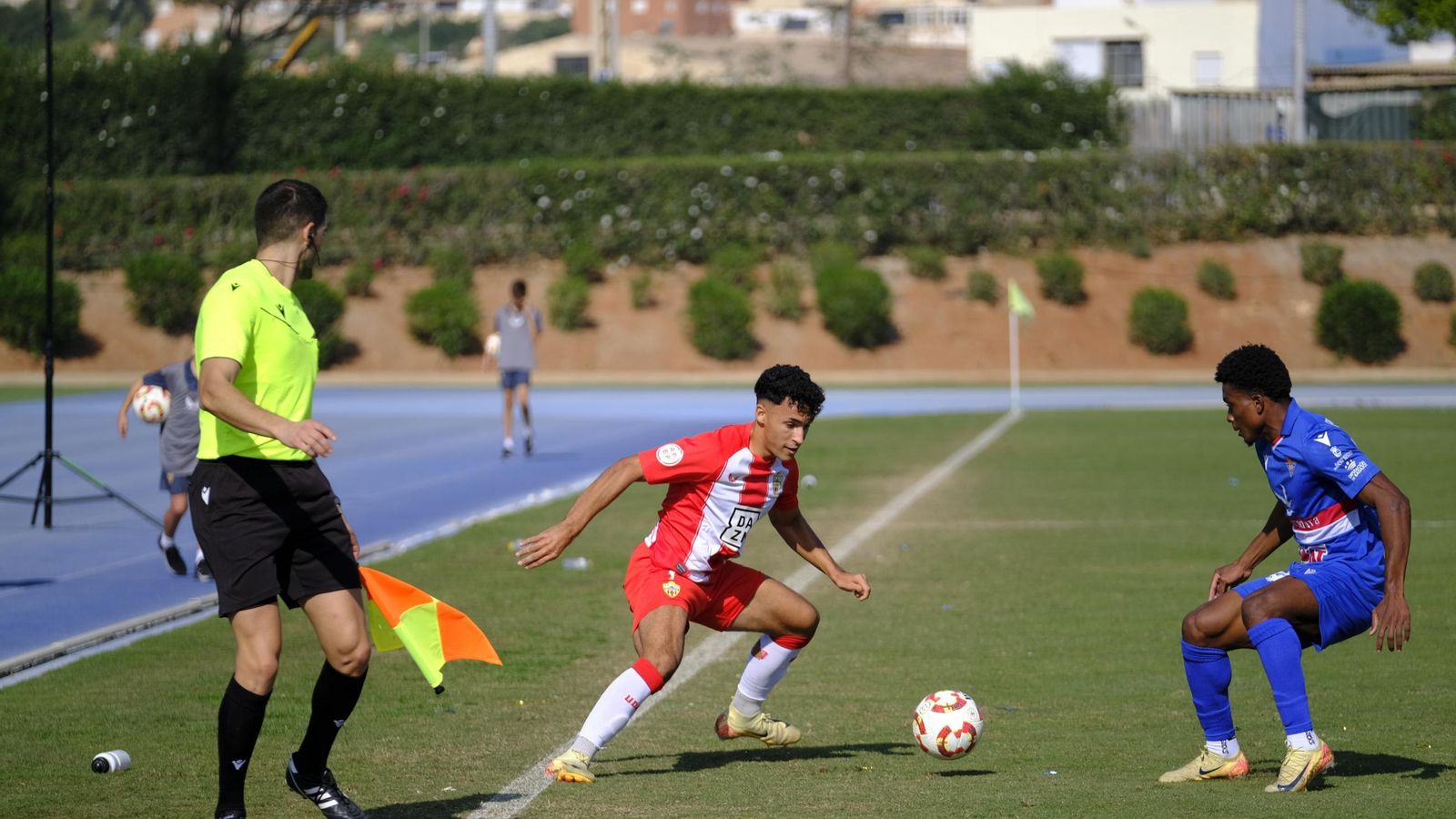 Valen encara a un rival durante el choque frente al Don Benito disputado durante la primera vuelta en el Anexo.