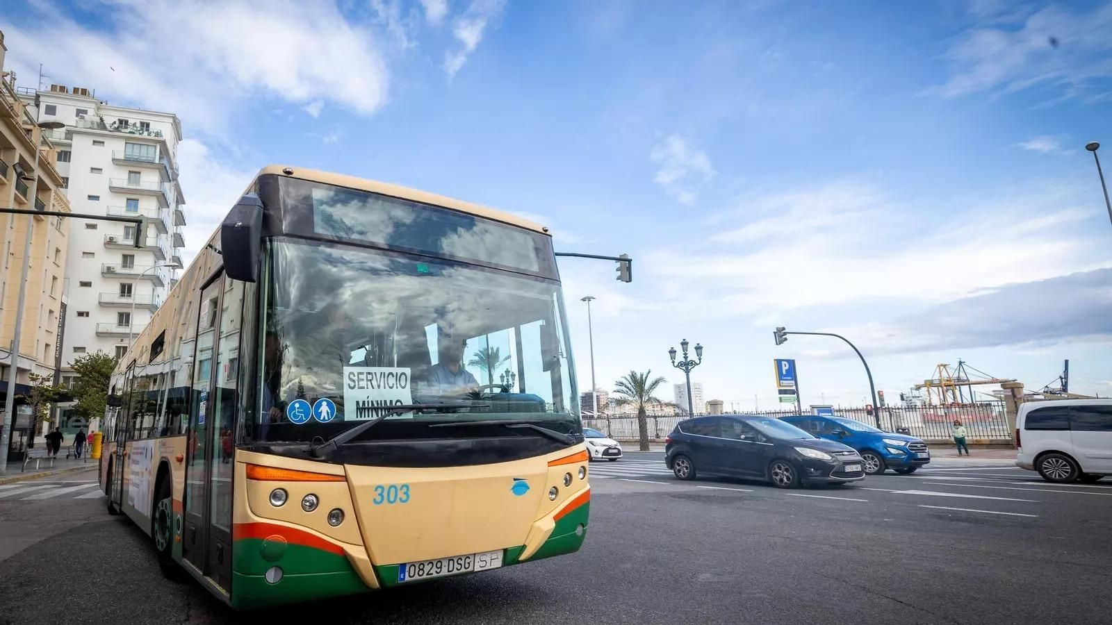 Un autobús urbano circulando por Cádiz.