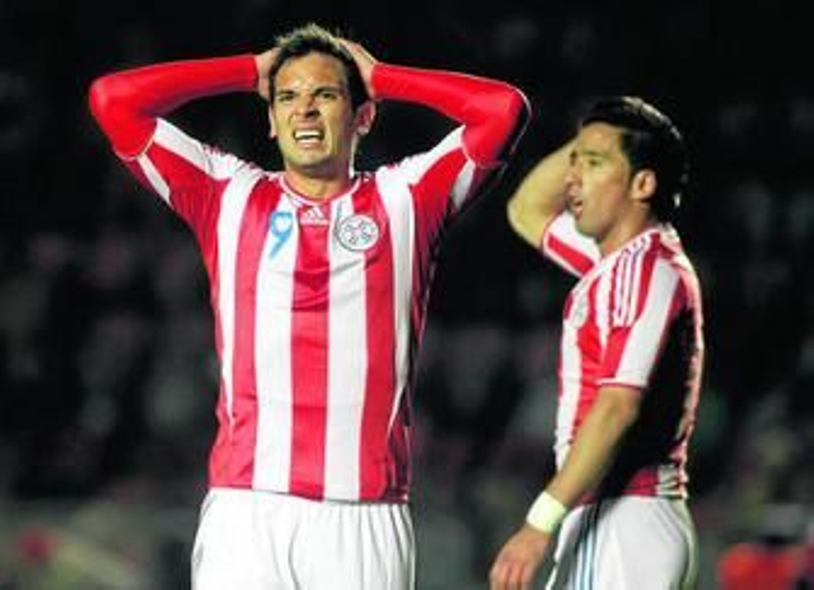 Santa Cruz lamenta una ocasión fallida con la selección de Paraguay ante Ecuador en la pasada Copa América; tras él, Lucas Barrios.