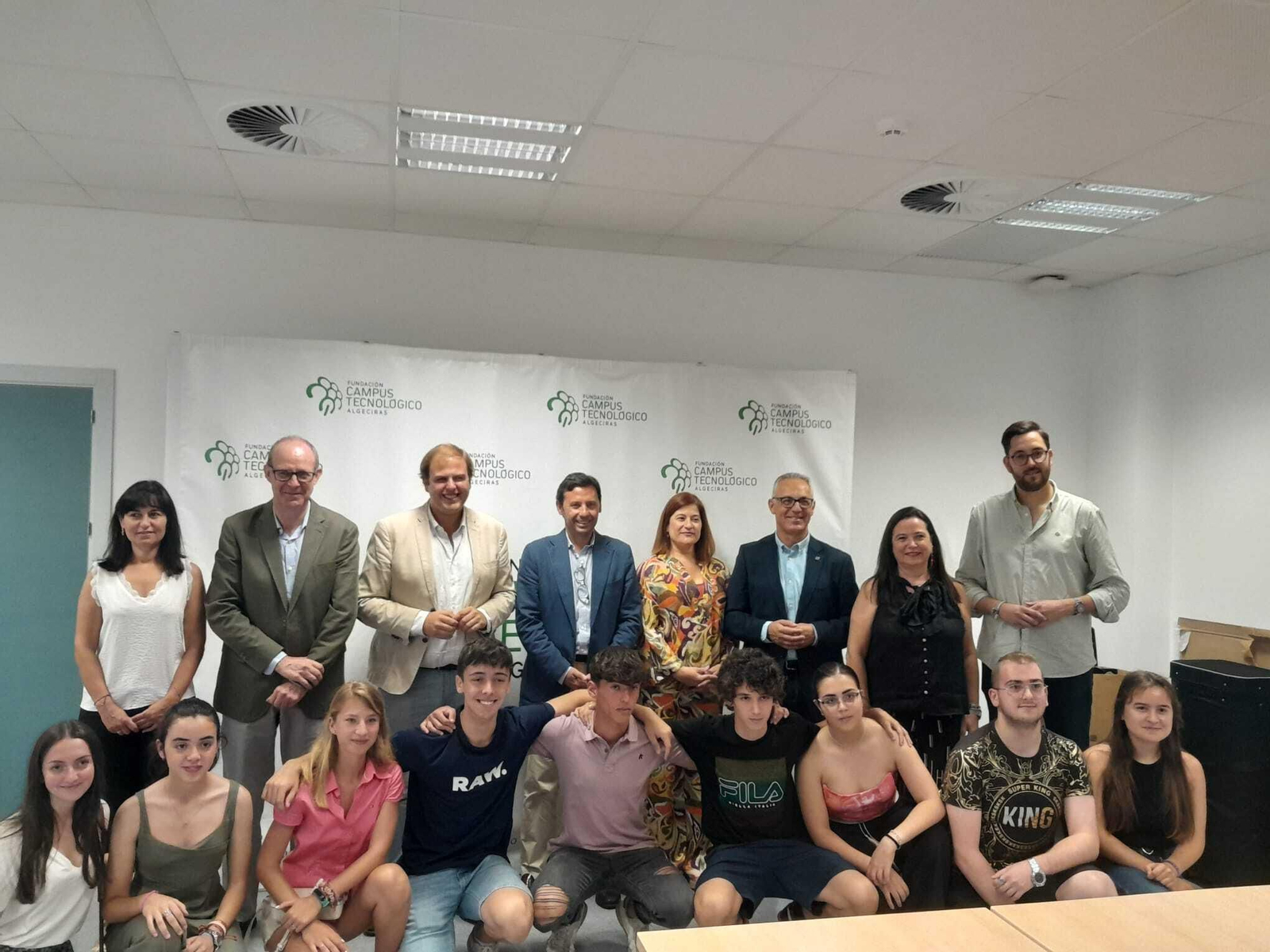 Los nueve alumnos becados, en la Escuela Técnica Superior de Ingeniería de Algeciras
