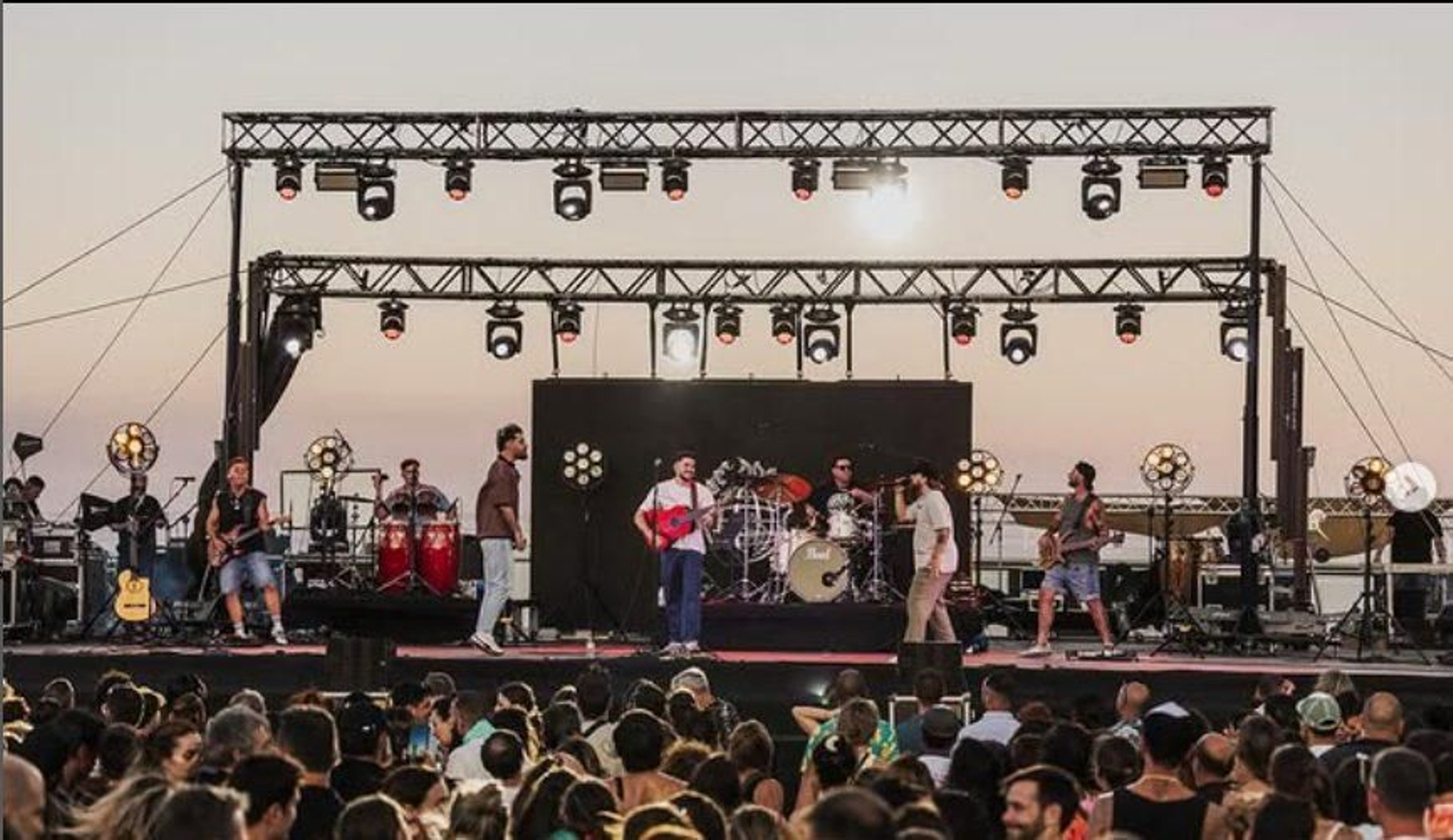 El Festival, organizado por Crash Music, se celebró en la explanada junto a la pista deportiva del barrio