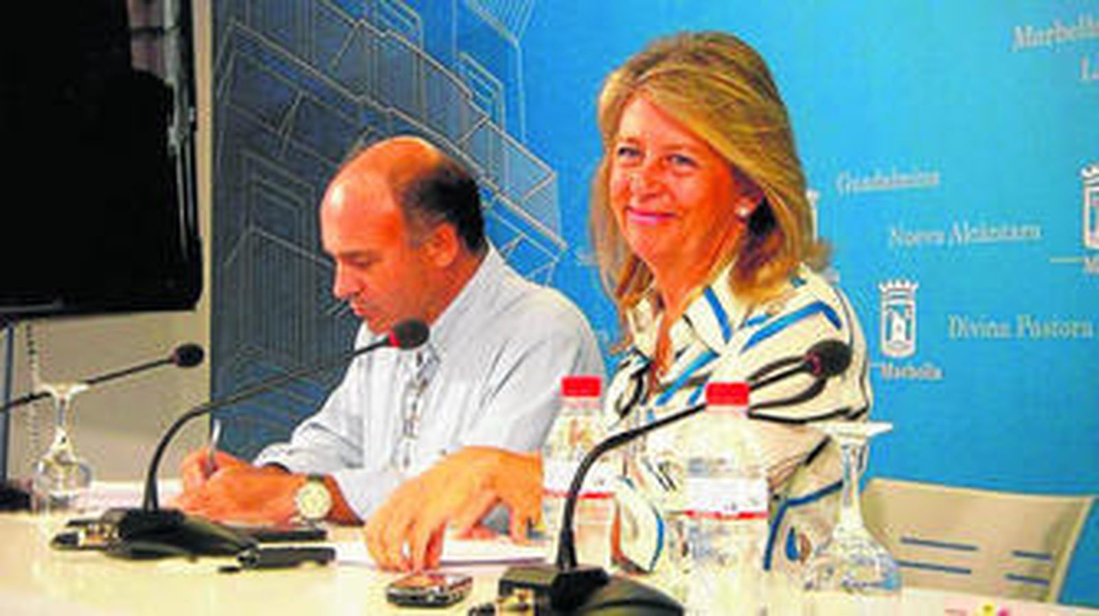 La alcaldesa, Ángeles Muñoz, con Carlos Rubio, en la rueda de prensa de ayer.