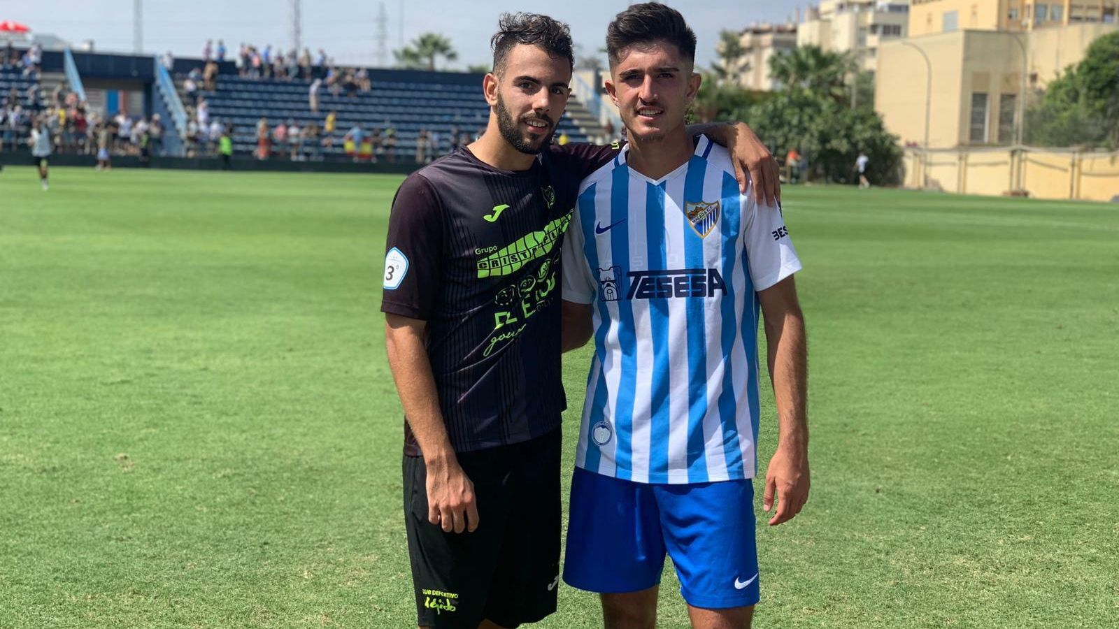 Junto a un jugador del Atlético Malagueño.