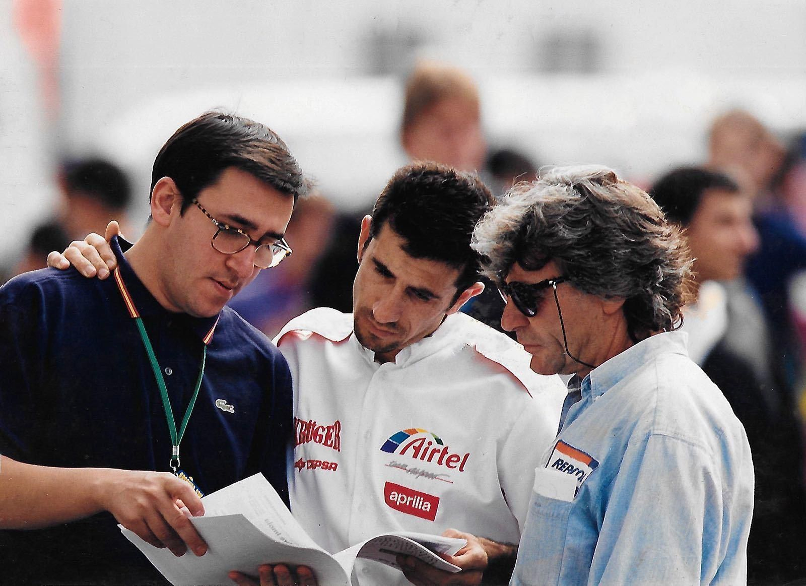 Jesús Benítez, con Jorge Martínez ‘Aspar’ y Ángel Nieto en un Gran Premio de 1997.