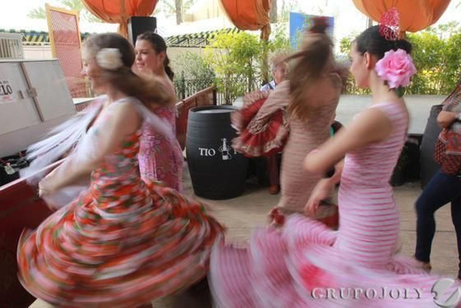 Cuatro mujeres bailan en el templete municipal ayer a mediodía.

Foto: Jose Contreras