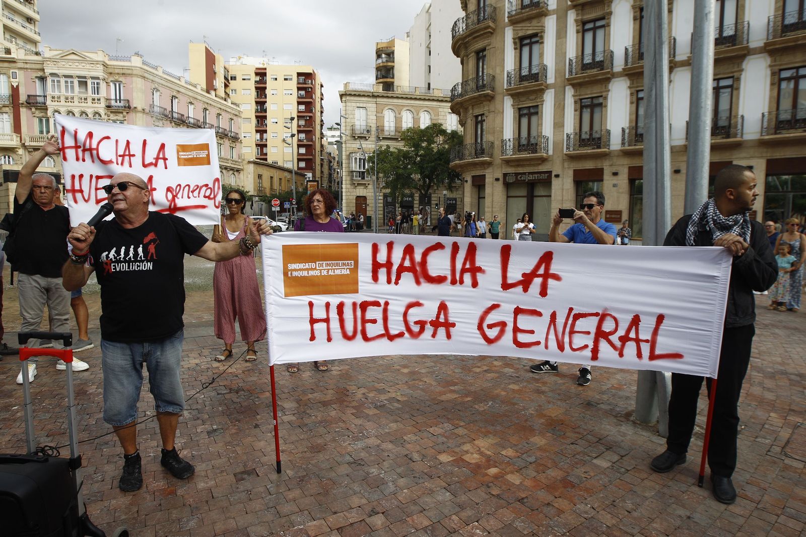 Manifestación en Almería por el derecho a la vivienda, en imágenes