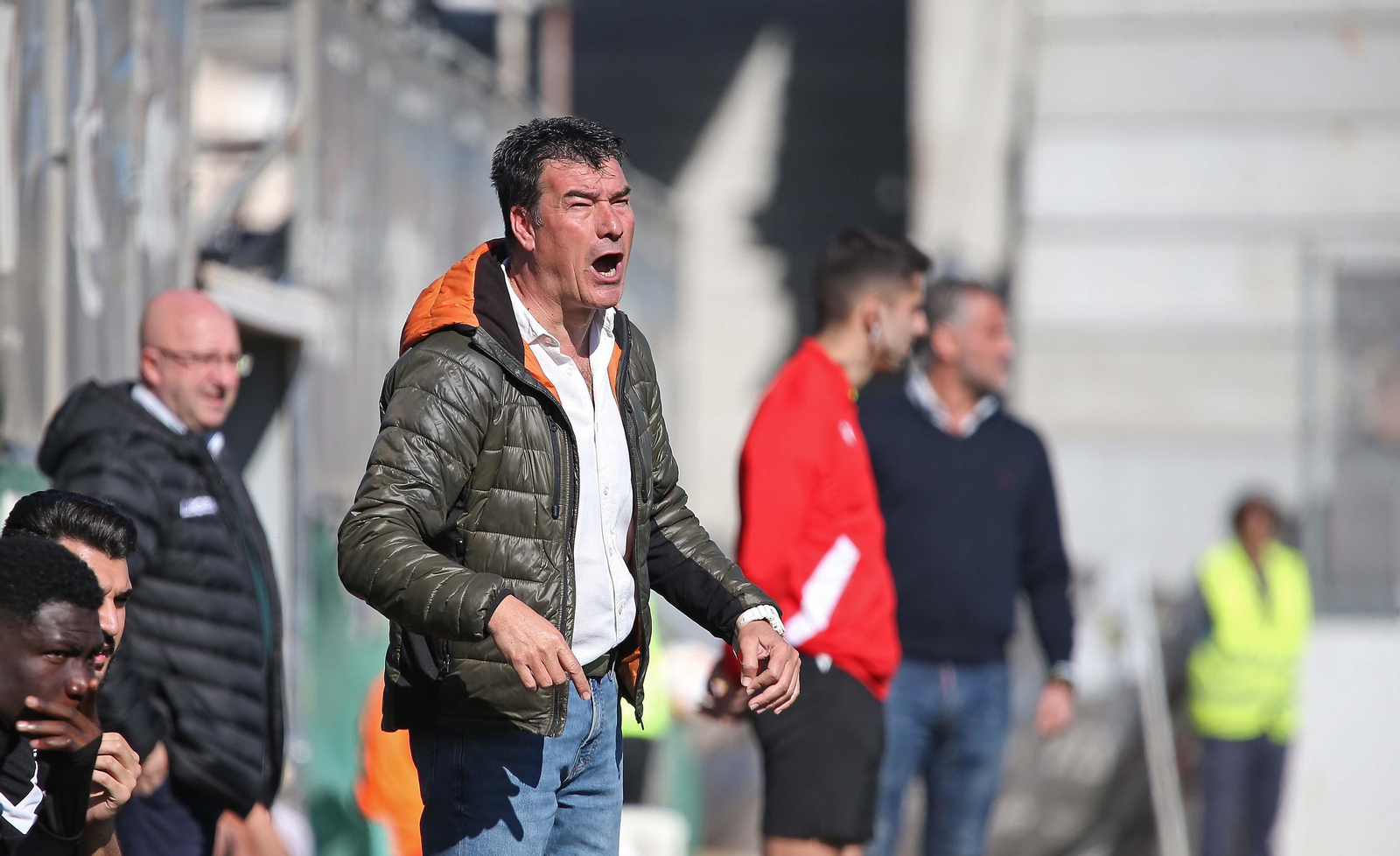 Rafa Escobar da instrucciones ante el Pontevedra.