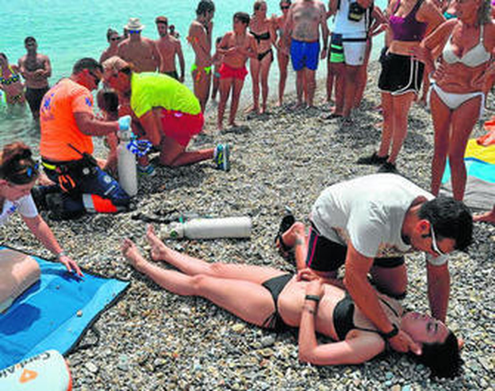 Un momento de la intervención programada, en la que se atendió a dos jóvenes de una picadura de medusa.