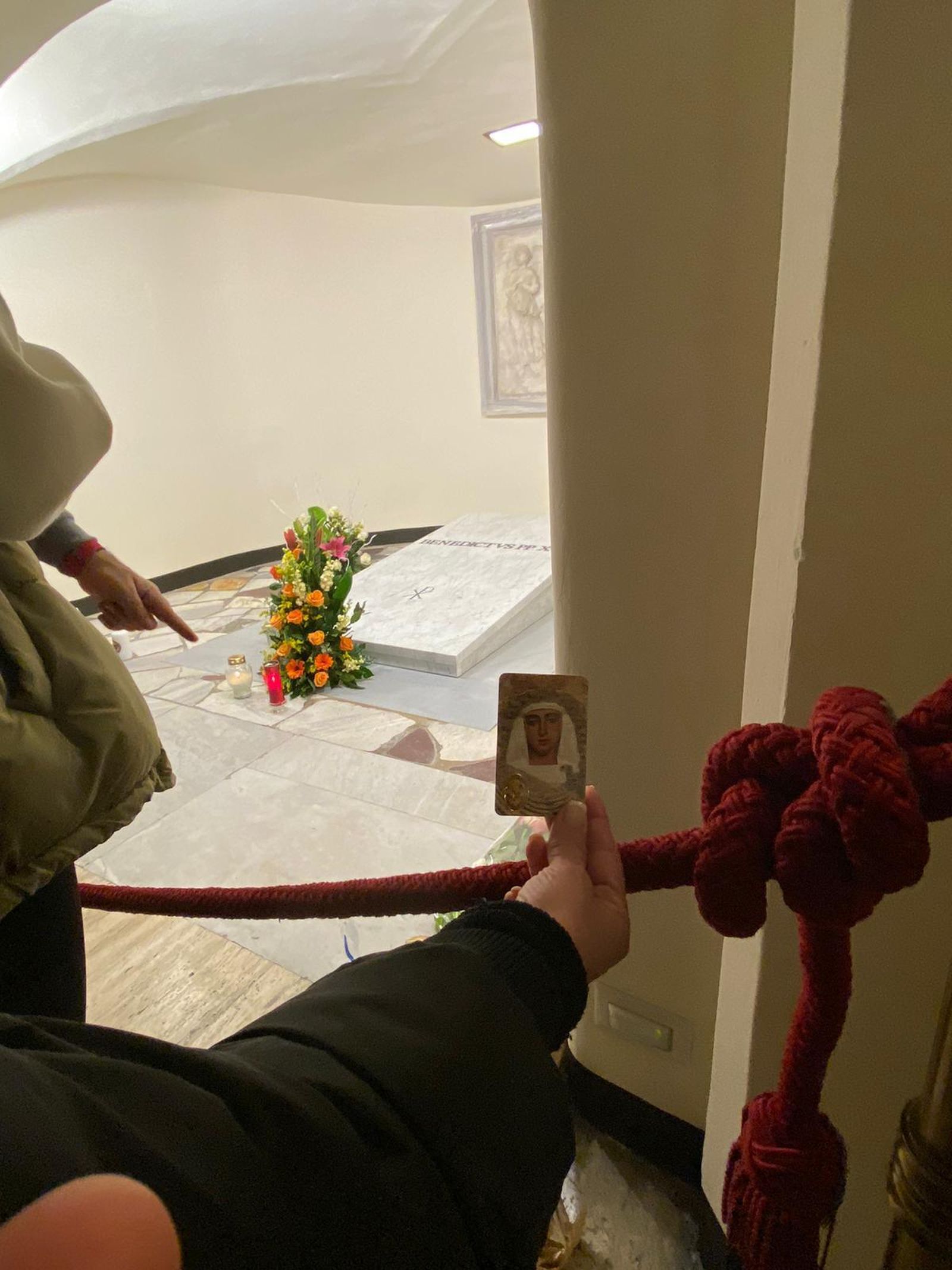 La estampa de la Esperanza de Triana ante la tumba del papa  Benedicto XVI.