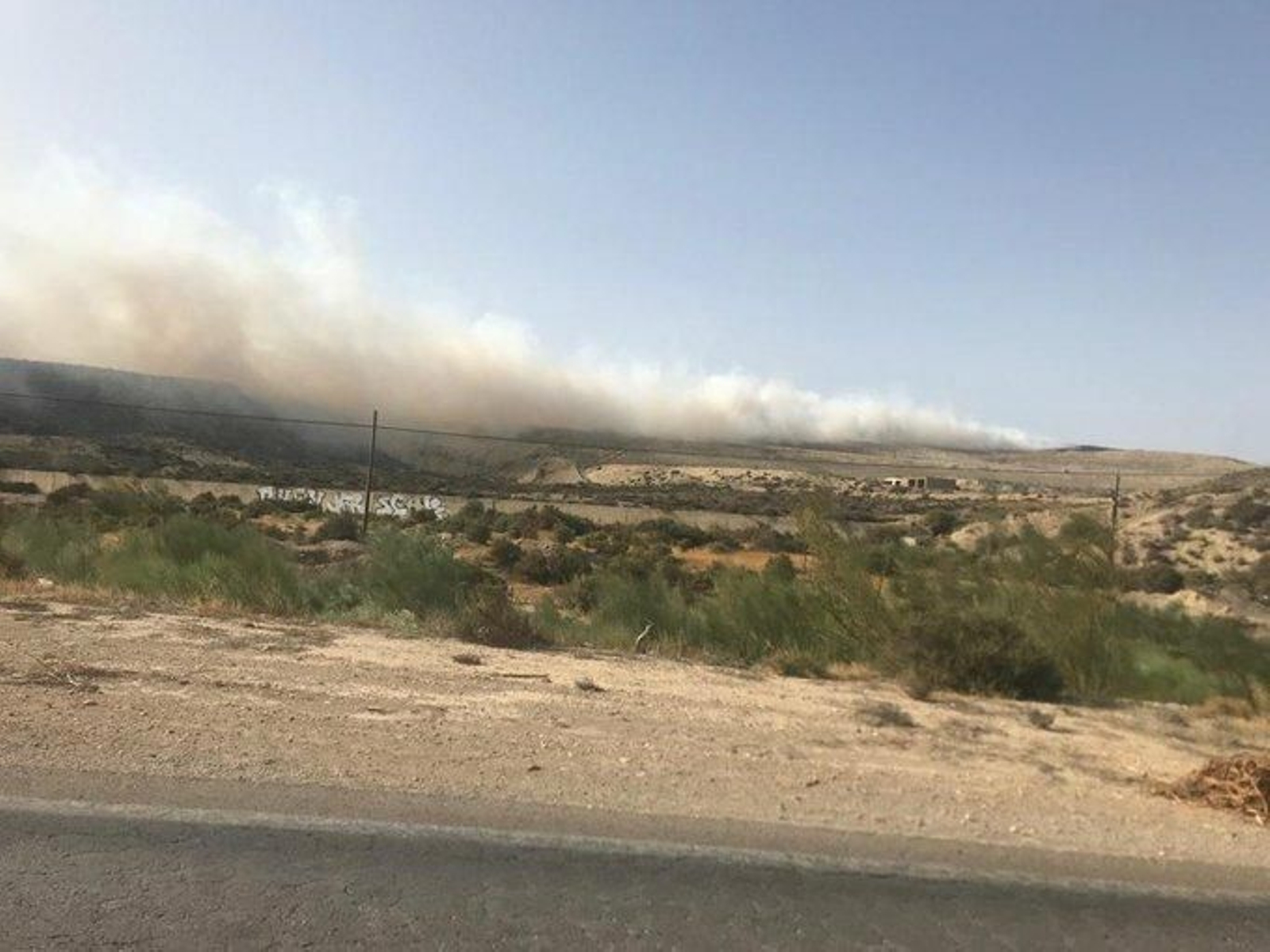 Bomberos e Infoca trabajan en la extinción de un incendio en el vertedero de la capital