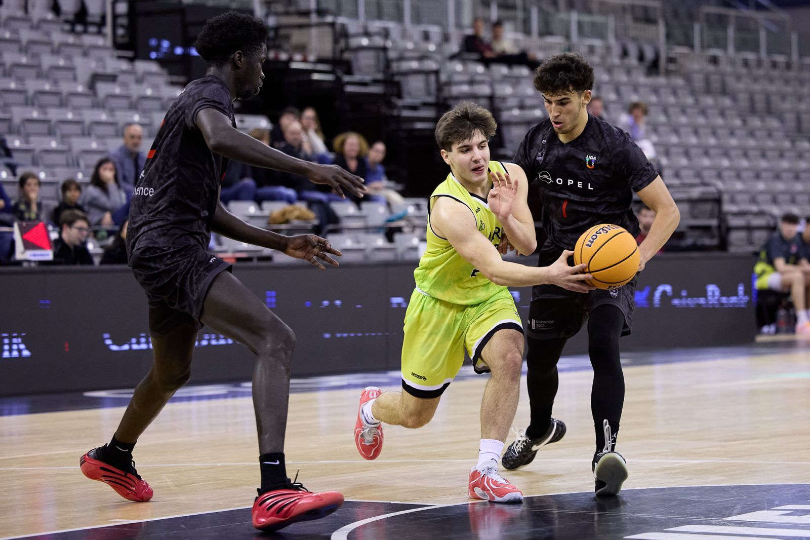 Dos jugadores del filial del Covirán Granada presionan a un rival.