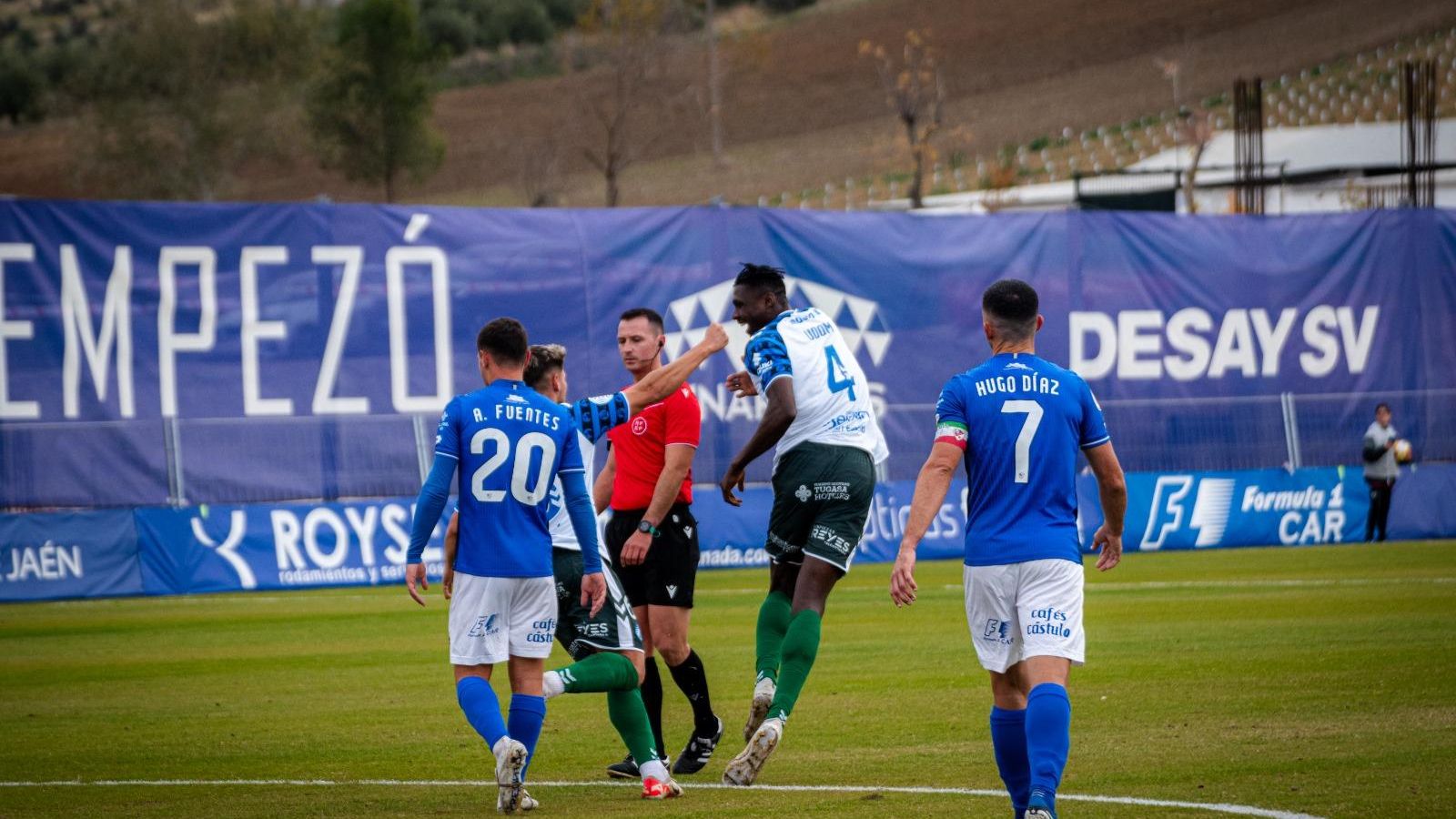 Udom celebra el 0-1 con Rafa Parejo.