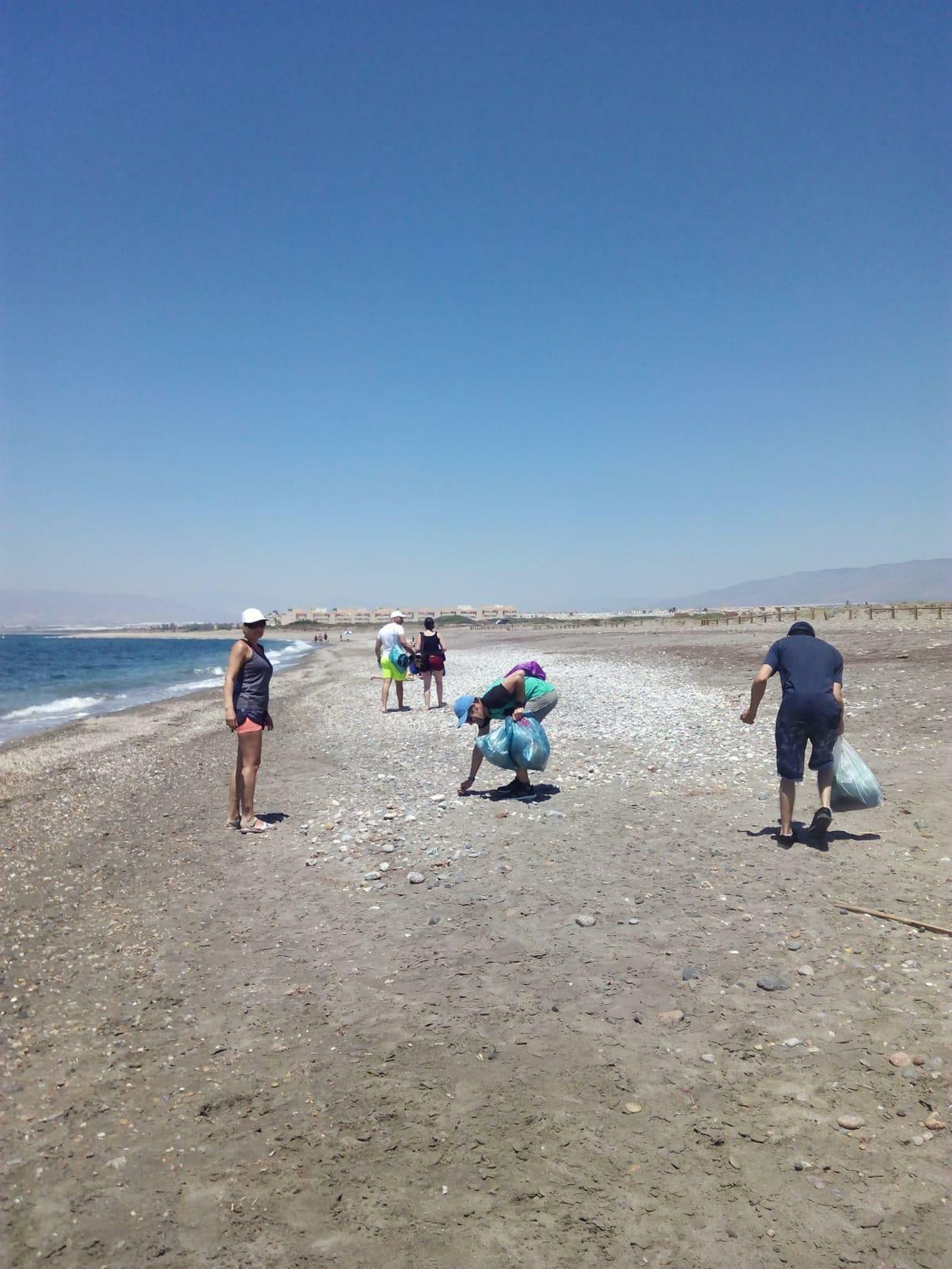 Internos limpian la playa de Torregarcía.