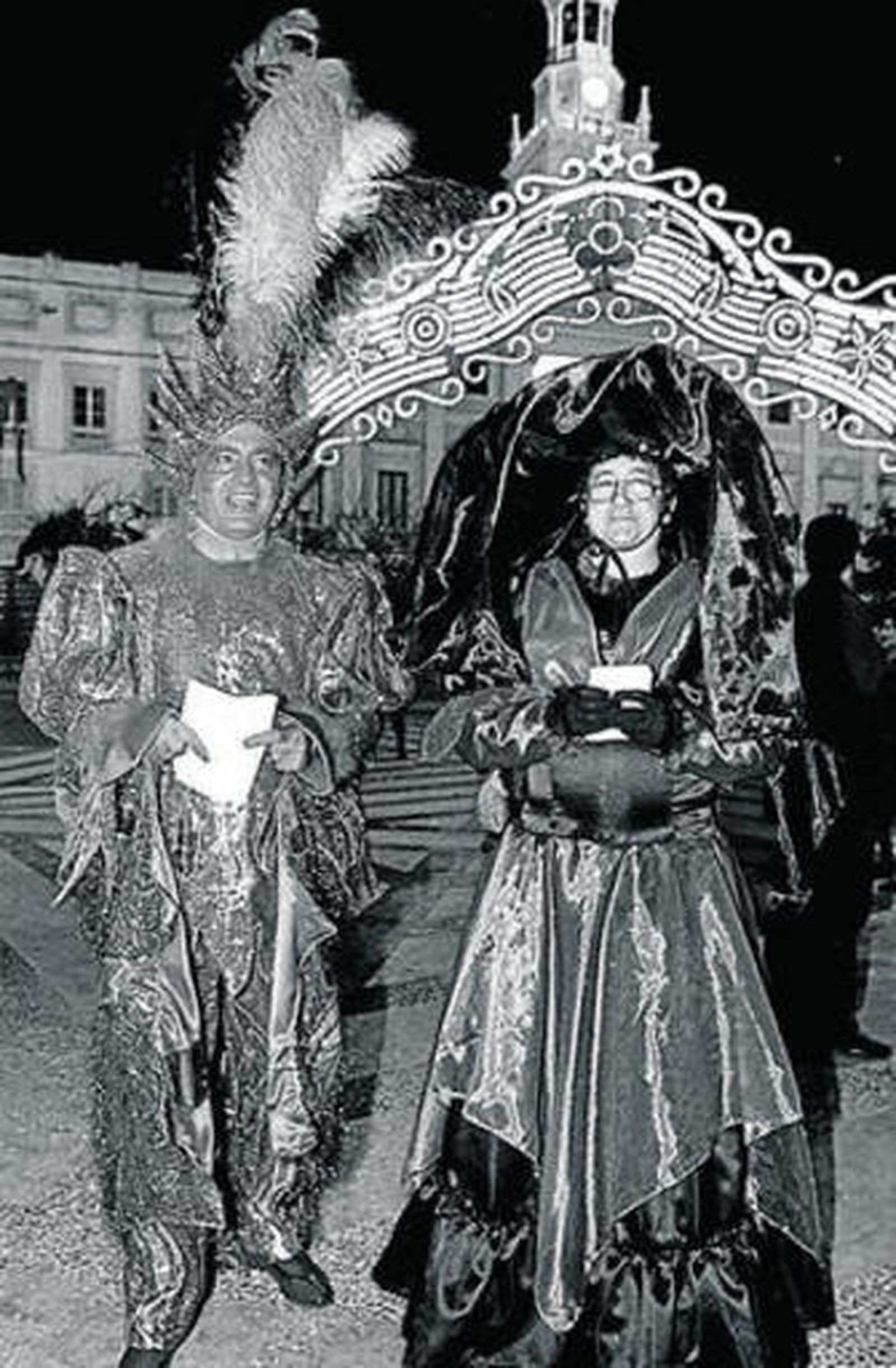 Luis Ripoll (i.) donará este disfraz del Gran Momo.