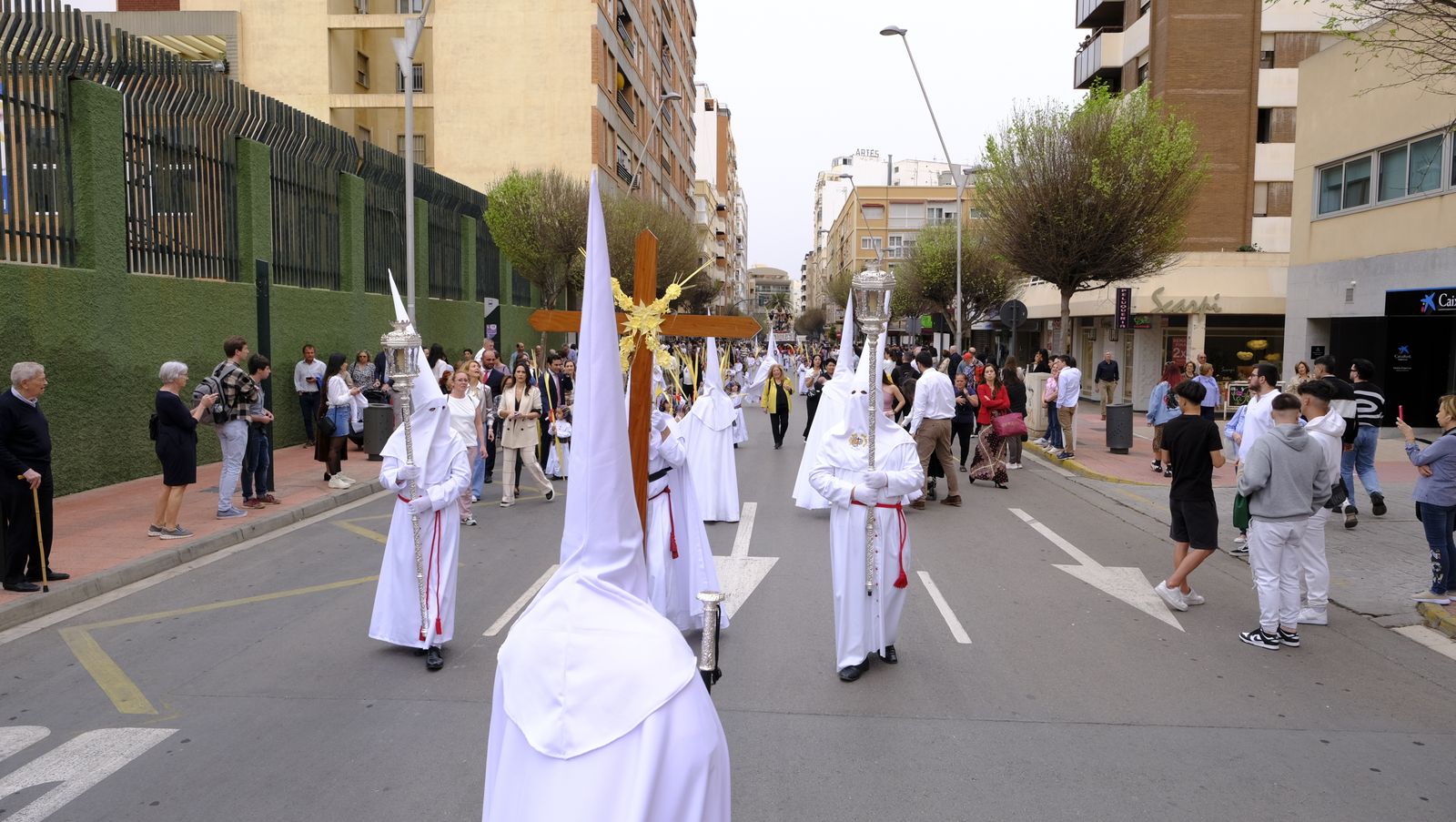 La Borriquita procesiona por las calles de Almería, en imágenes