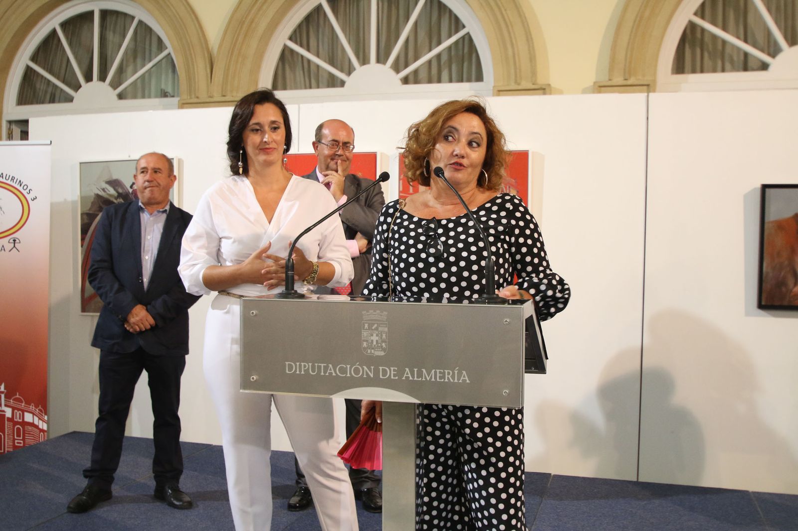 Ana Sánchez y Emilia Resina, autoras de las pinturas de la exposición.
