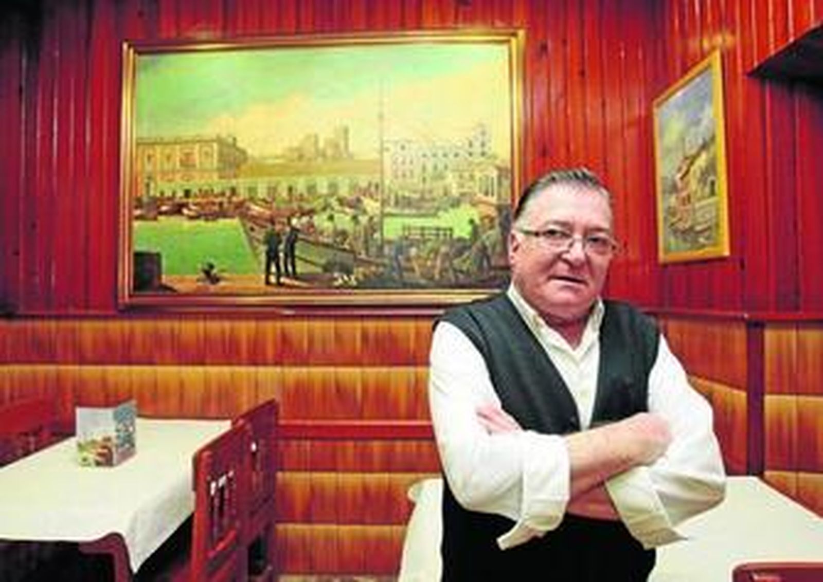 Antonio Sánchez López en su establecimiento, en el que lleva trabajando ya 55 años.