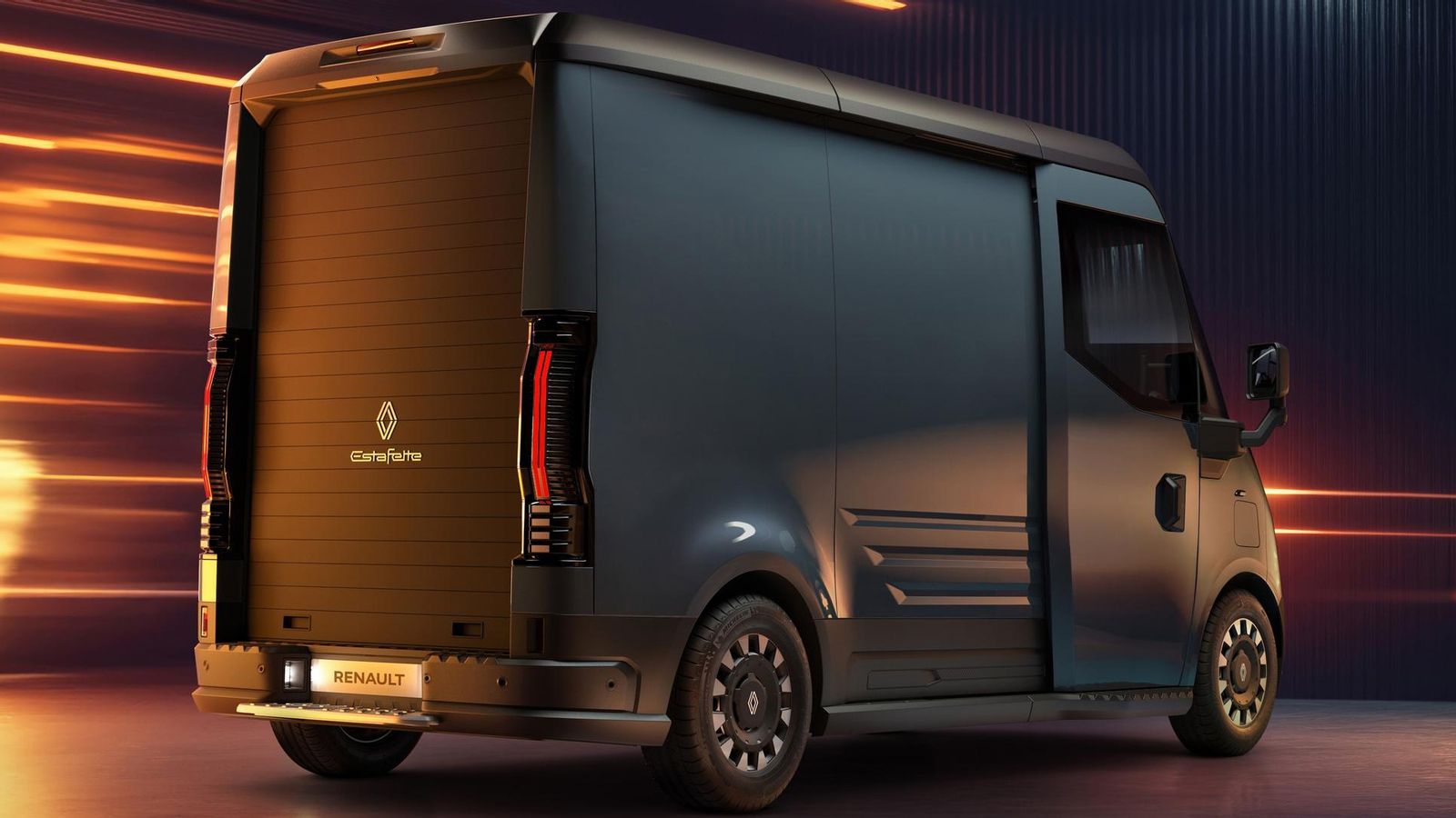 El Estafette tiene como principal característica su considerable altura, lo que facilita el movimiento de sus ocupantes en su interior.