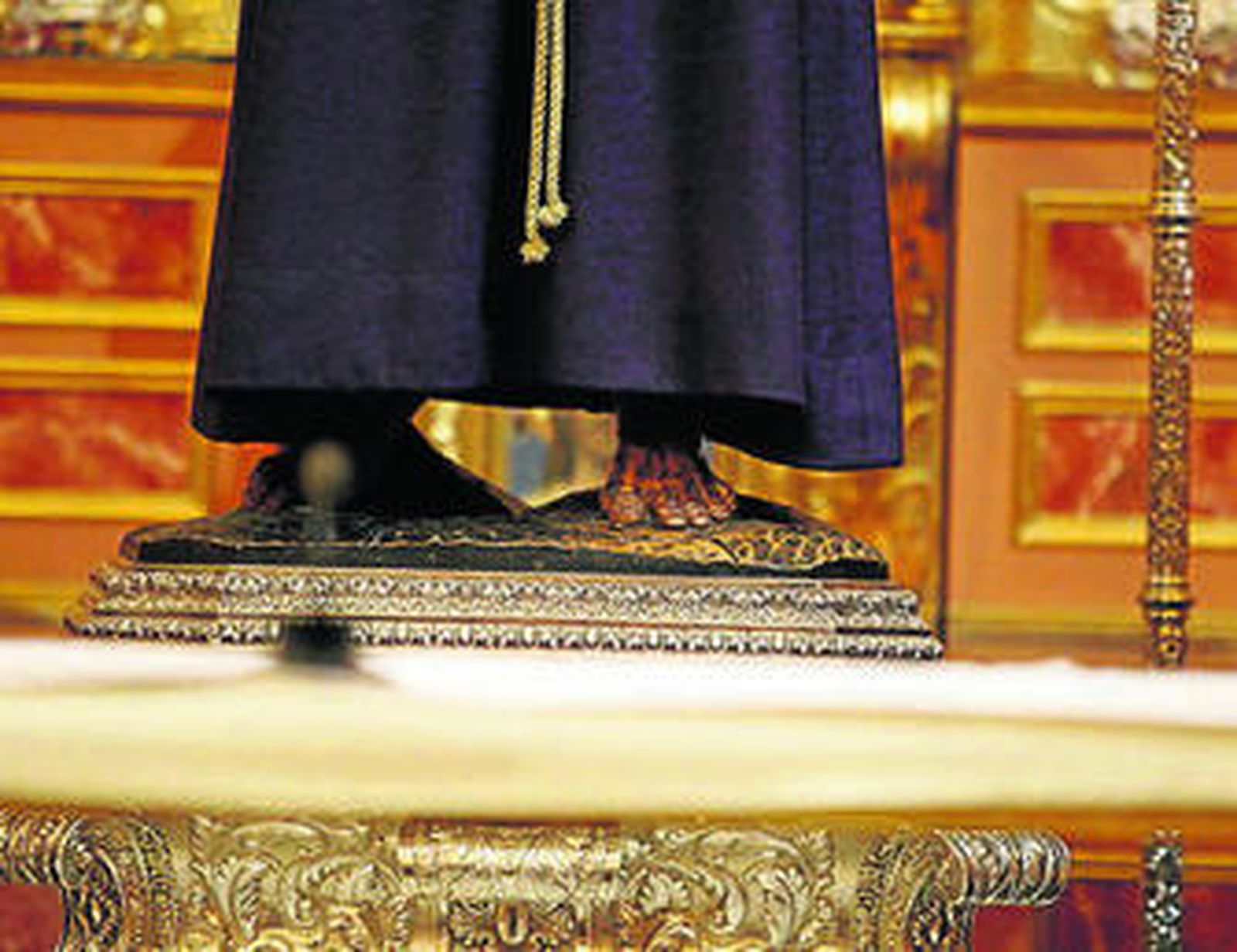 Los nuevos hermanos y hermana, que juraron la medalle el pasado martes, junto al Consiliario y al Hermano Mayor.