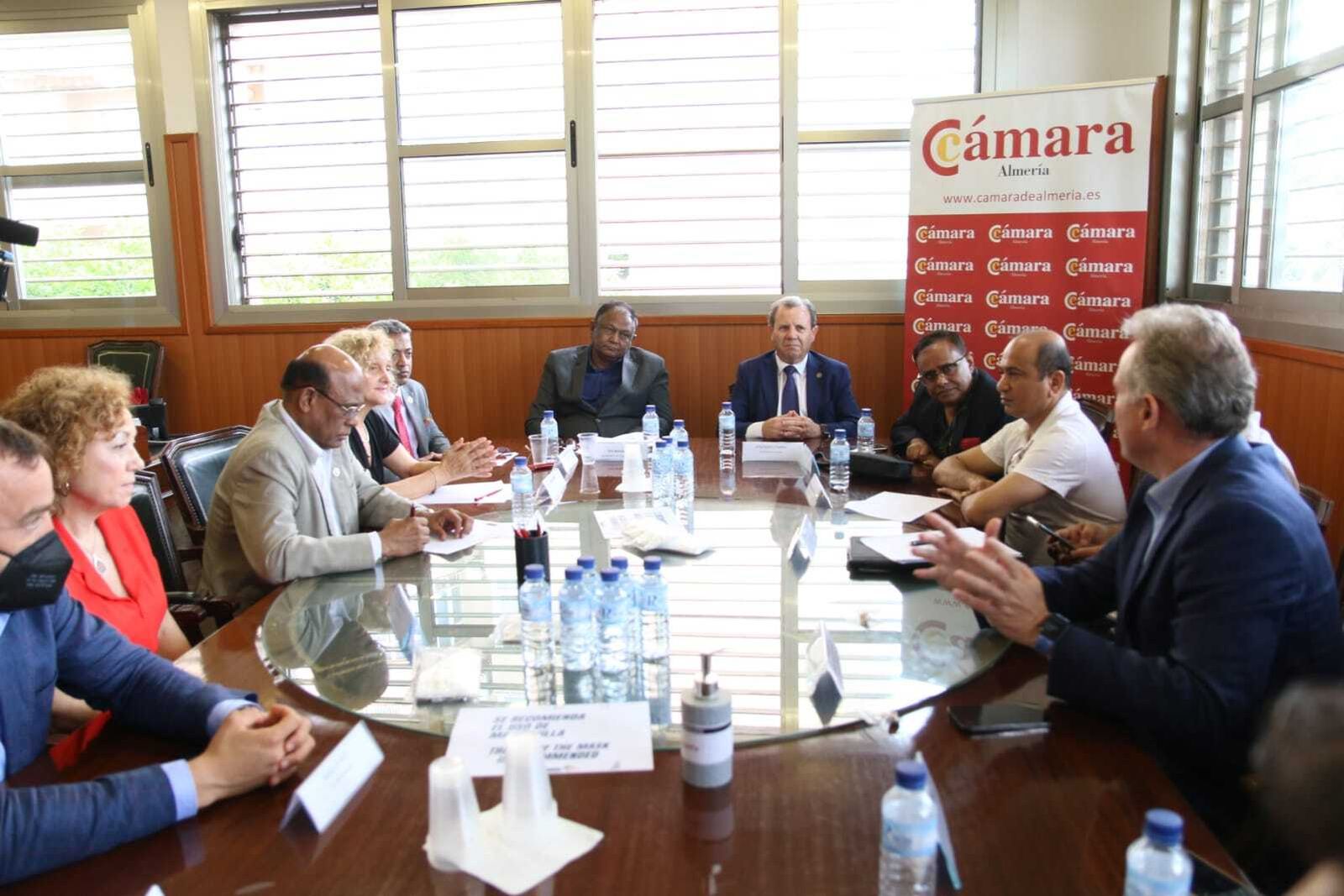 Encuentro institucional en la Cámara de Comercio con la delegación bangladesí. En el centro, el ministro de Comercio de Bangladés, Tipu Munshi, y el presidente de la Cámara de Comercio de Almería, Jerónimo Parra