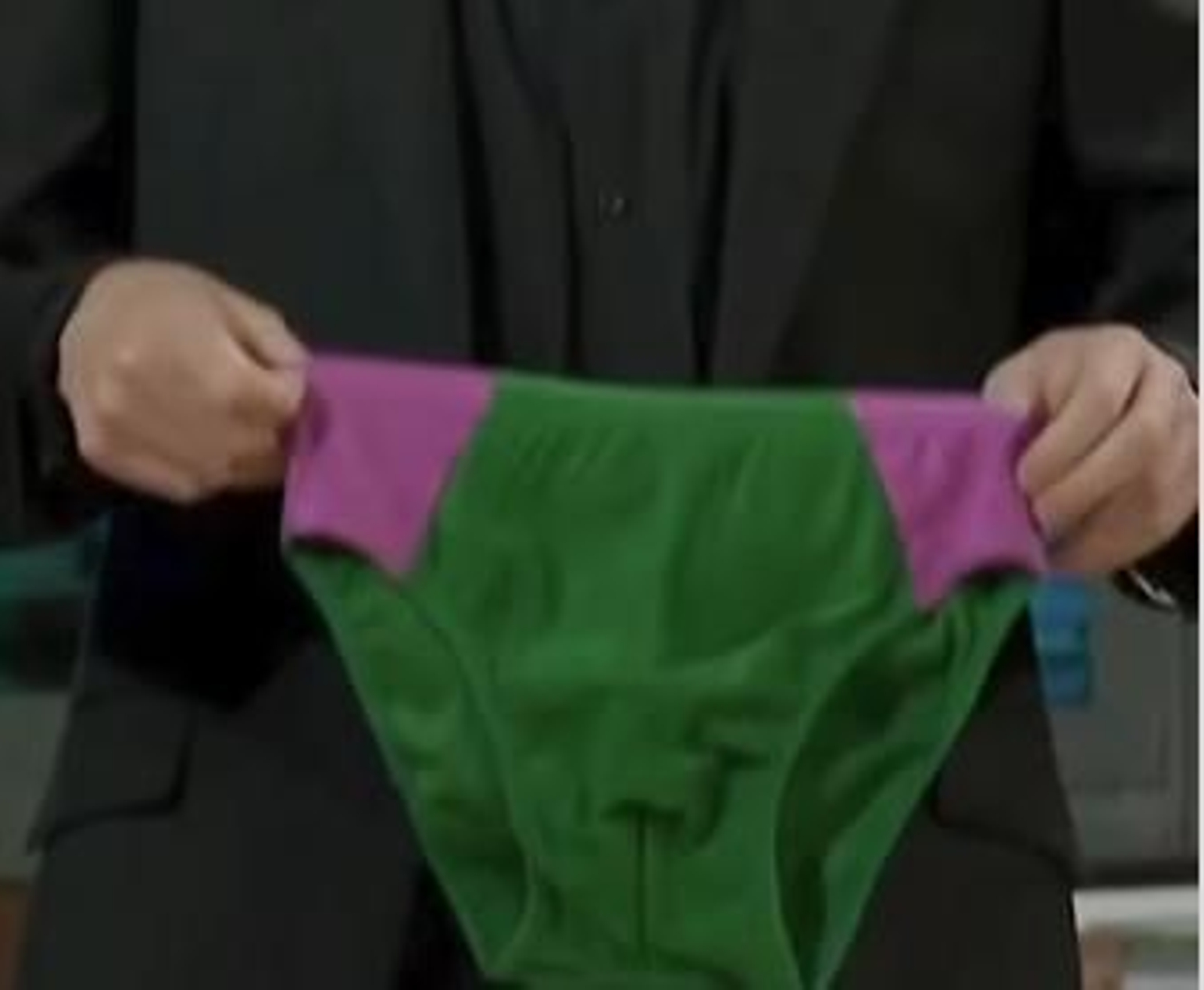 El bañador que regaló Tosar a Broncano.