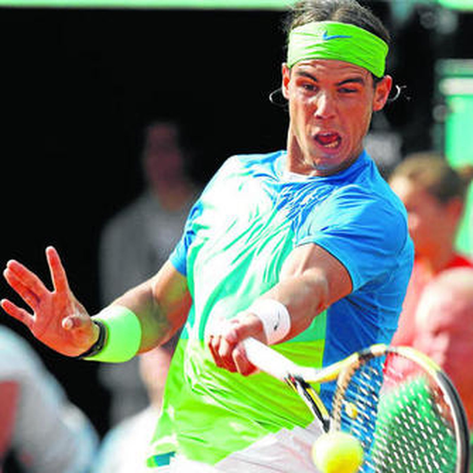 Nadal golpea la pelota con su izquierda durante el partido contra Almagro.