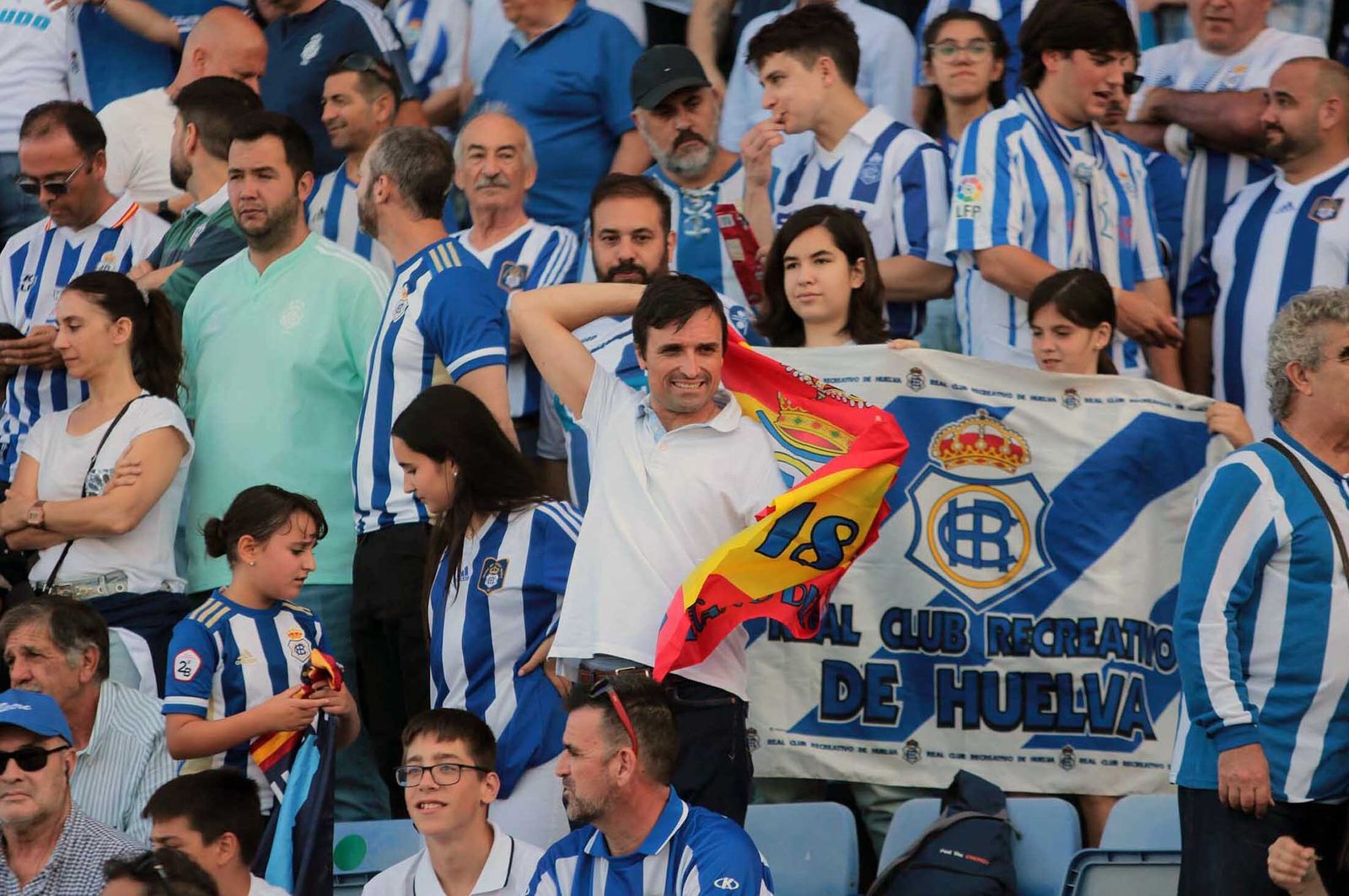 Imágenes del gran ambiente en el Nuevo Colombino en el ascenso del Recre